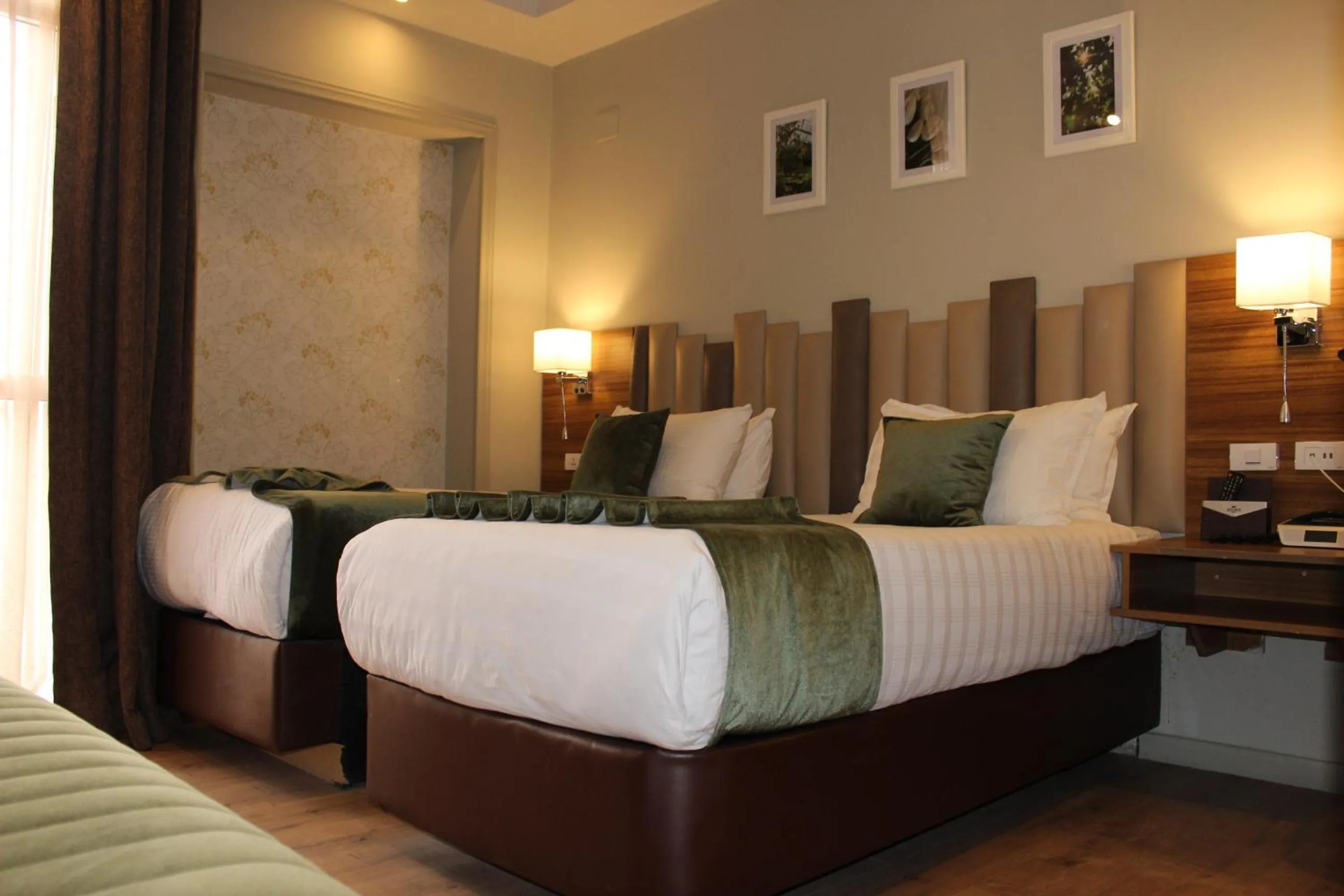 Bedroom, Bed in Monarch Hotel