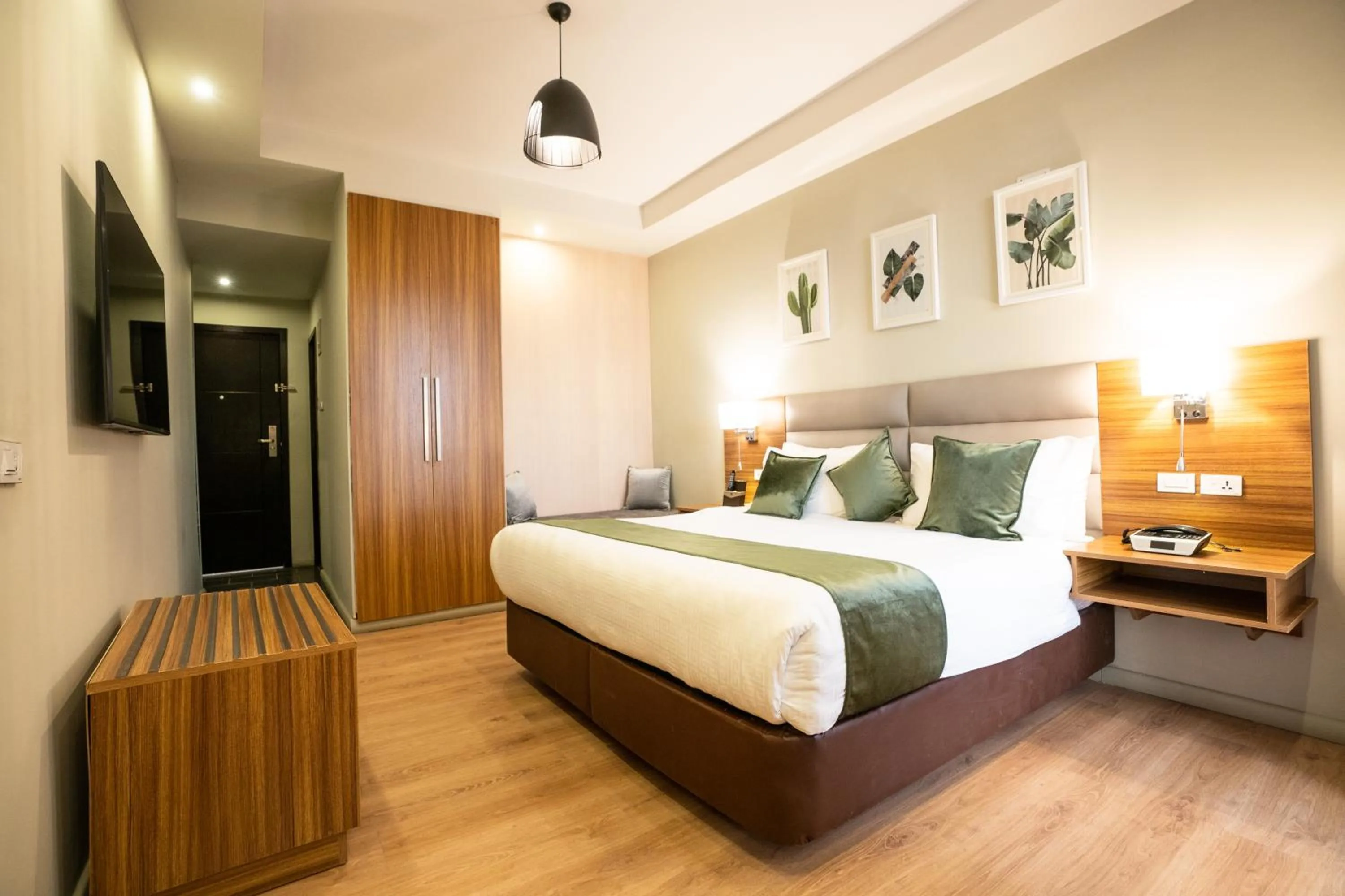 Bedroom, Bed in Monarch Hotel