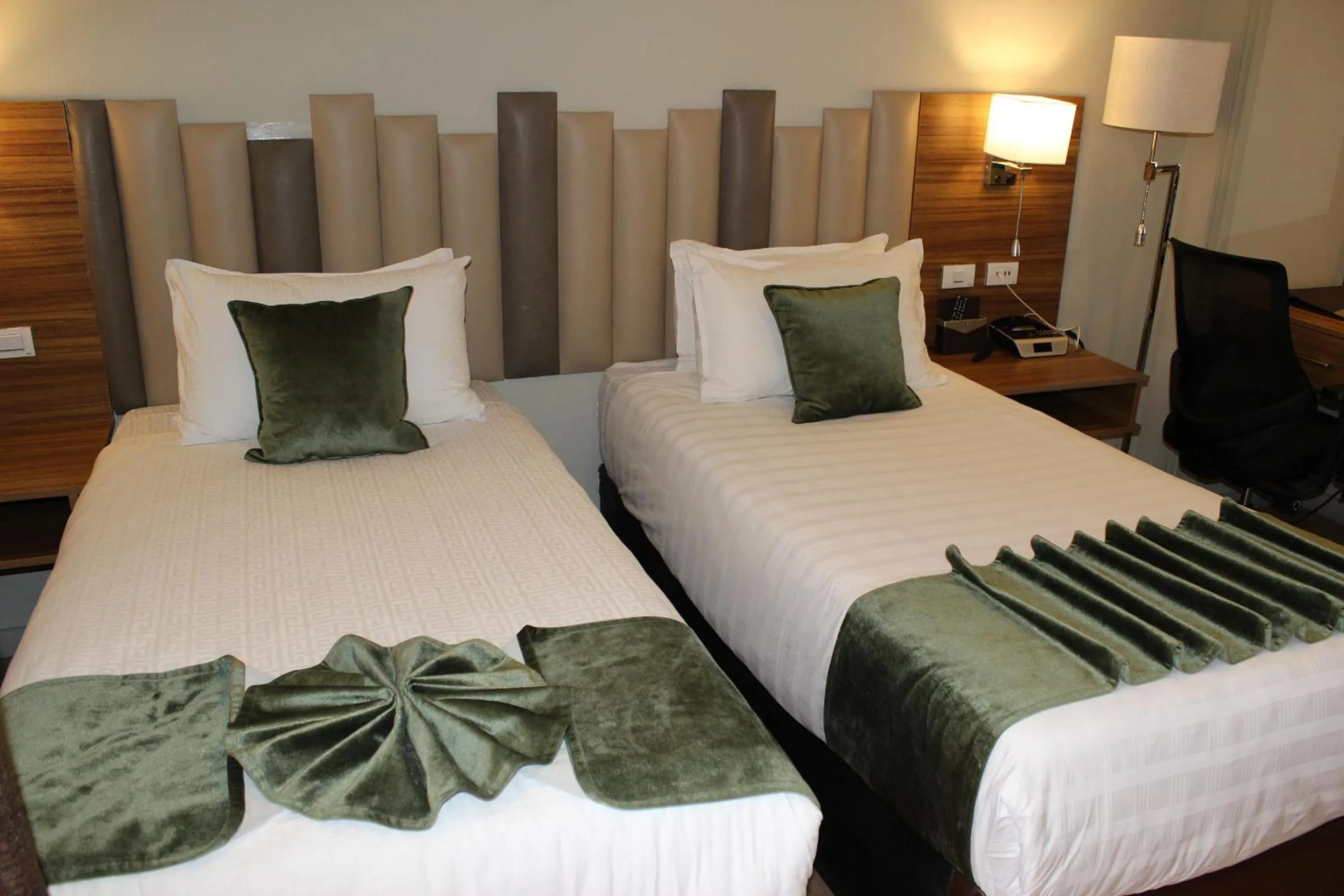 Bedroom, Bed in Monarch Hotel