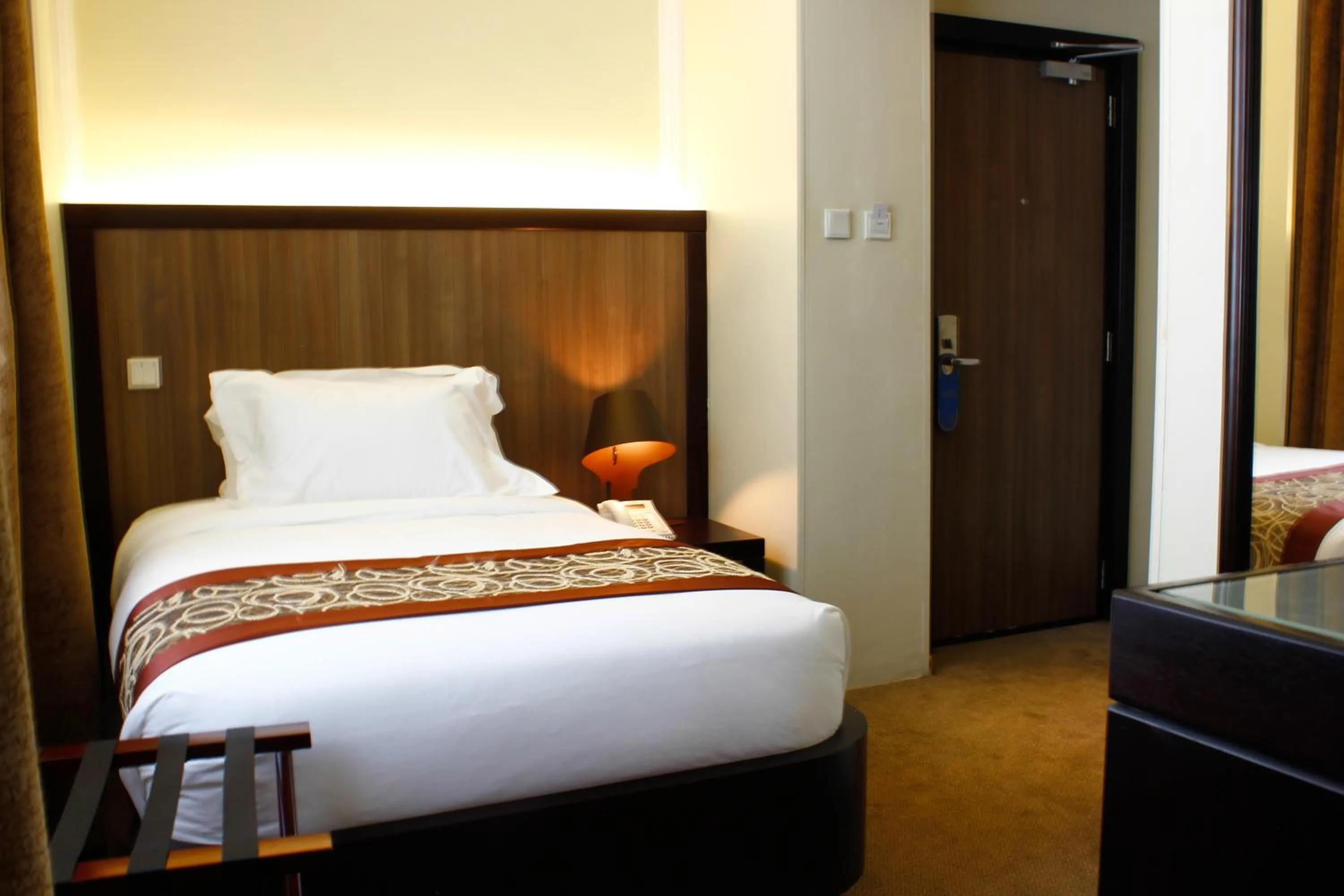 Bedroom, Bed in Elilly International Hotel