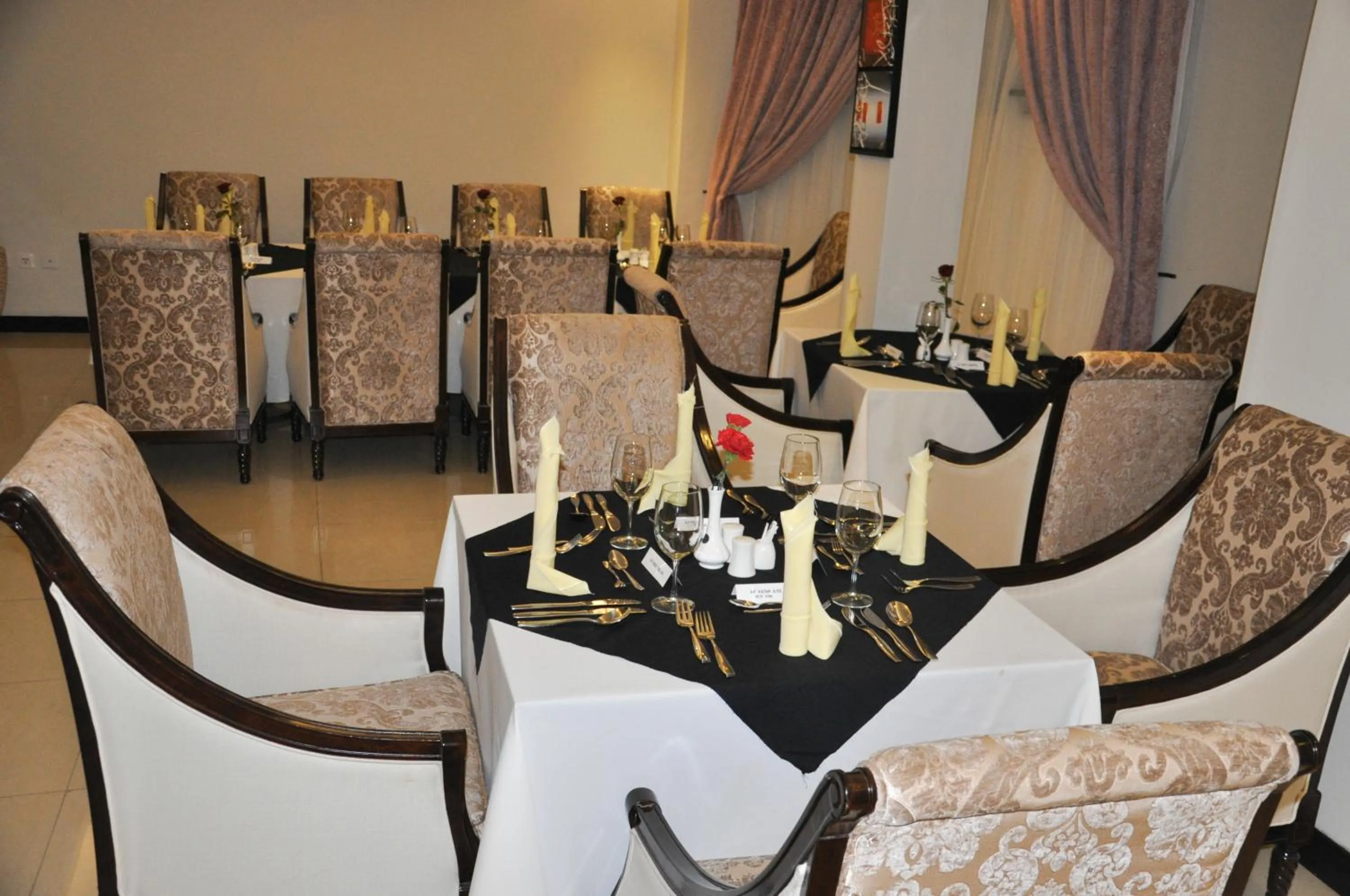 Dining area in Elilly International Hotel