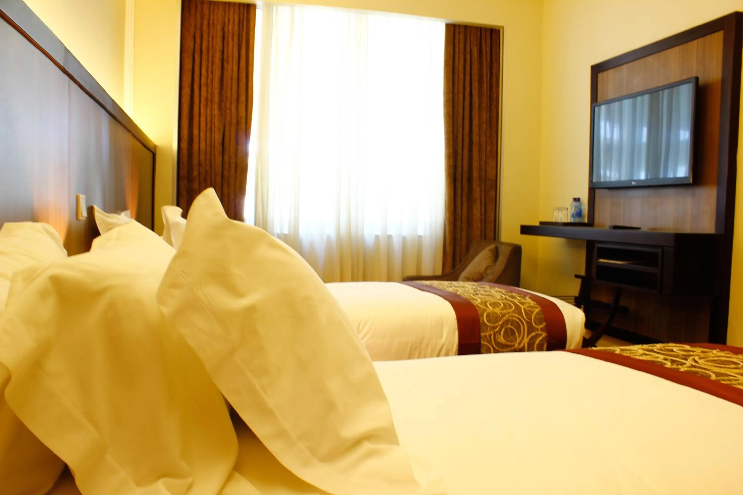 Bedroom, Bed in Elilly International Hotel