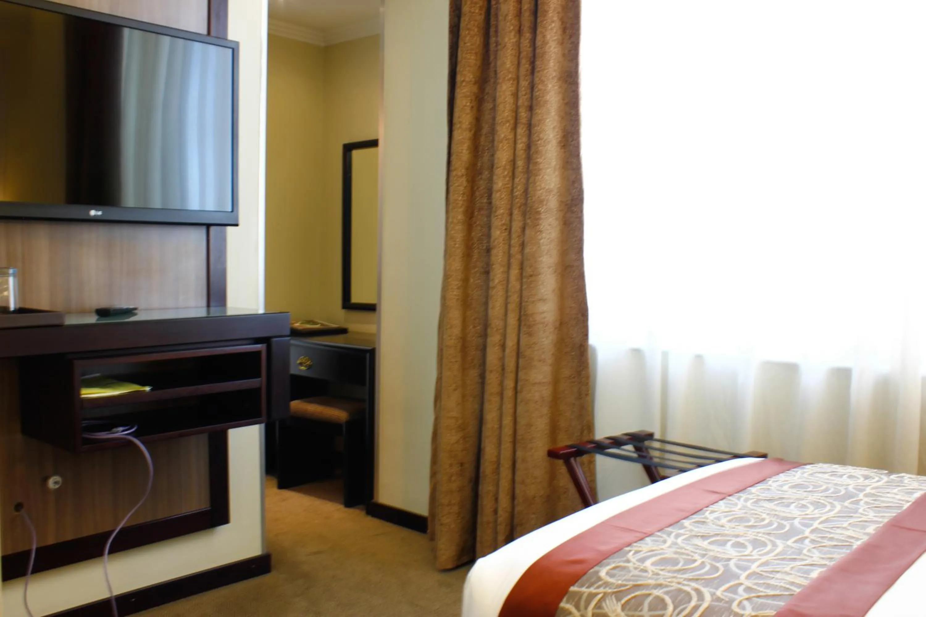 Bedroom, Bed in Elilly International Hotel