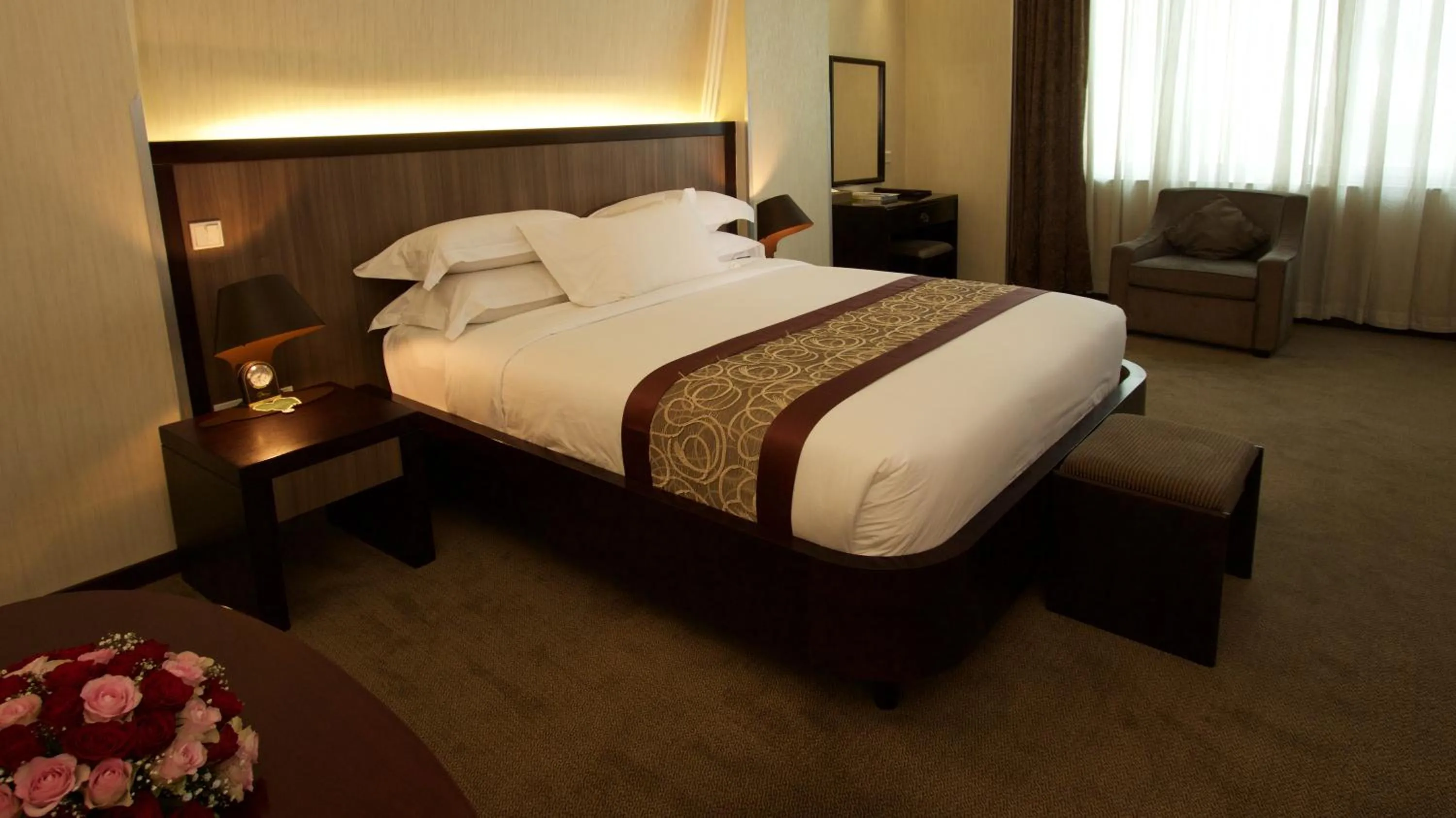 Bathroom, Bed in Elilly International Hotel