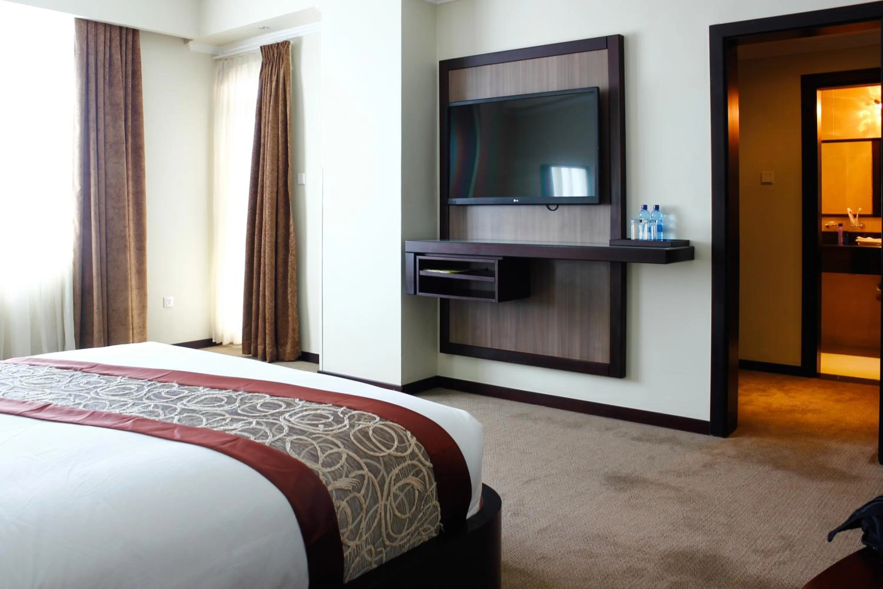 Bedroom, Bed in Elilly International Hotel