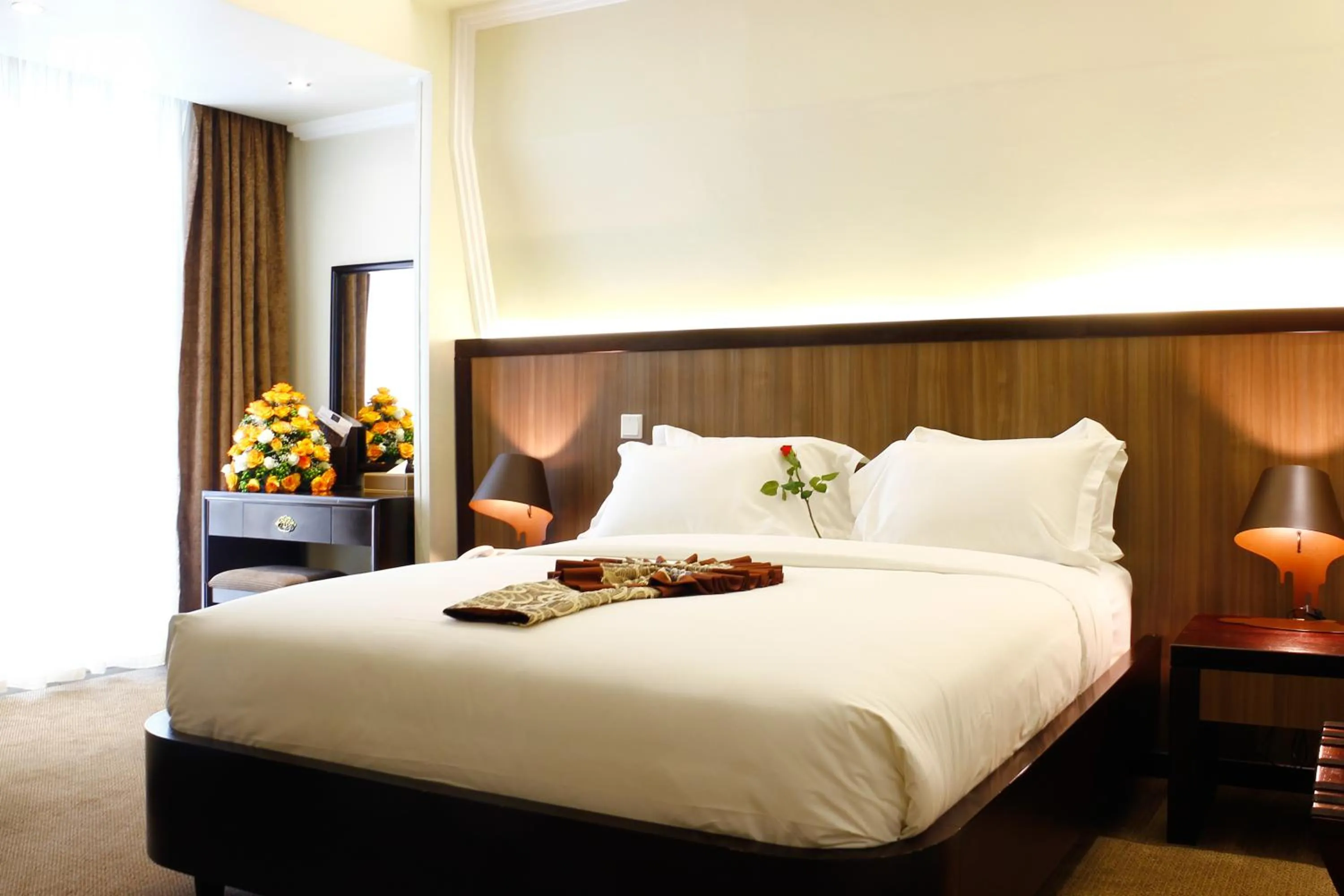 Bedroom, Bed in Elilly International Hotel