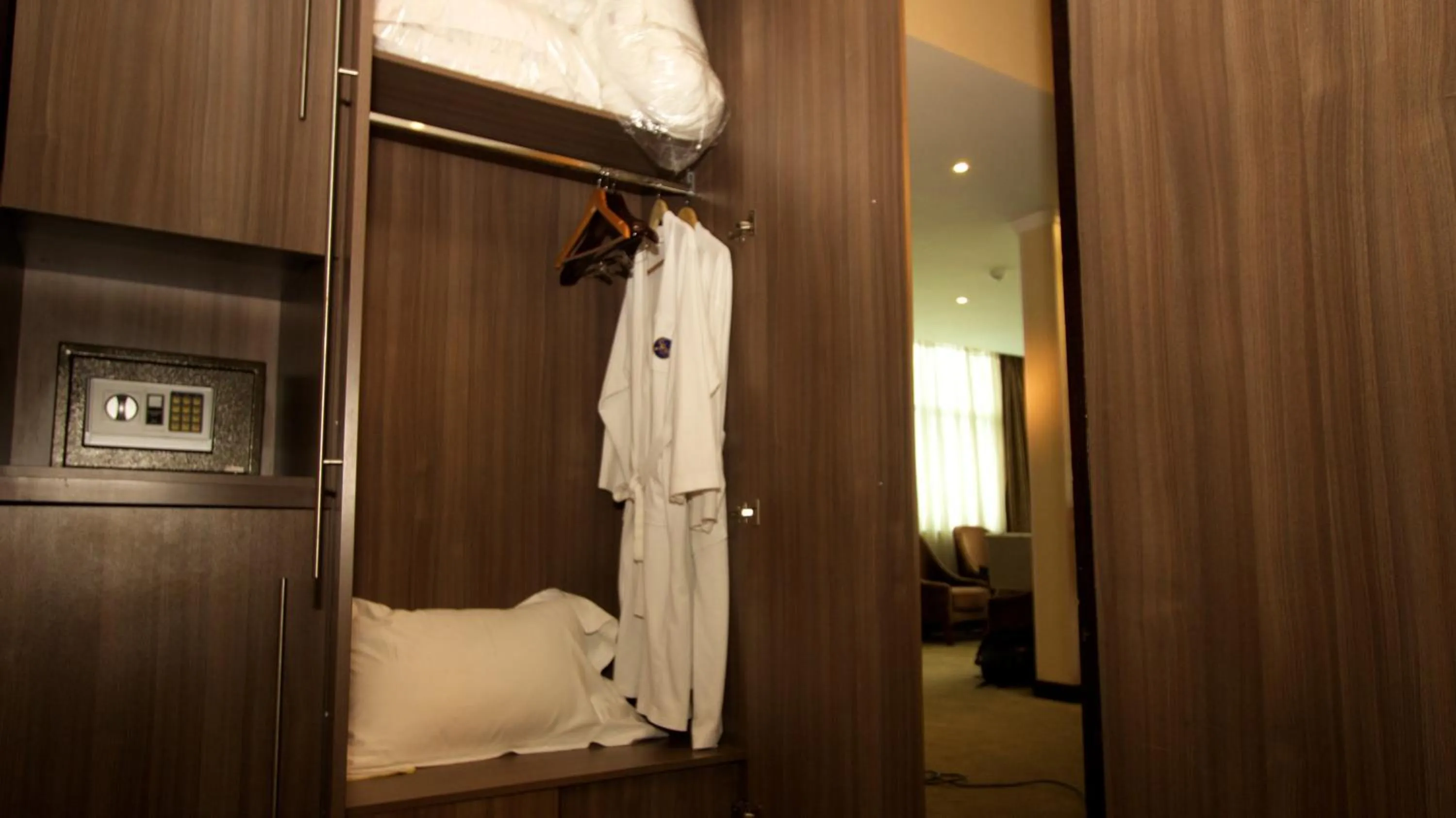 safe, Bed in Elilly International Hotel