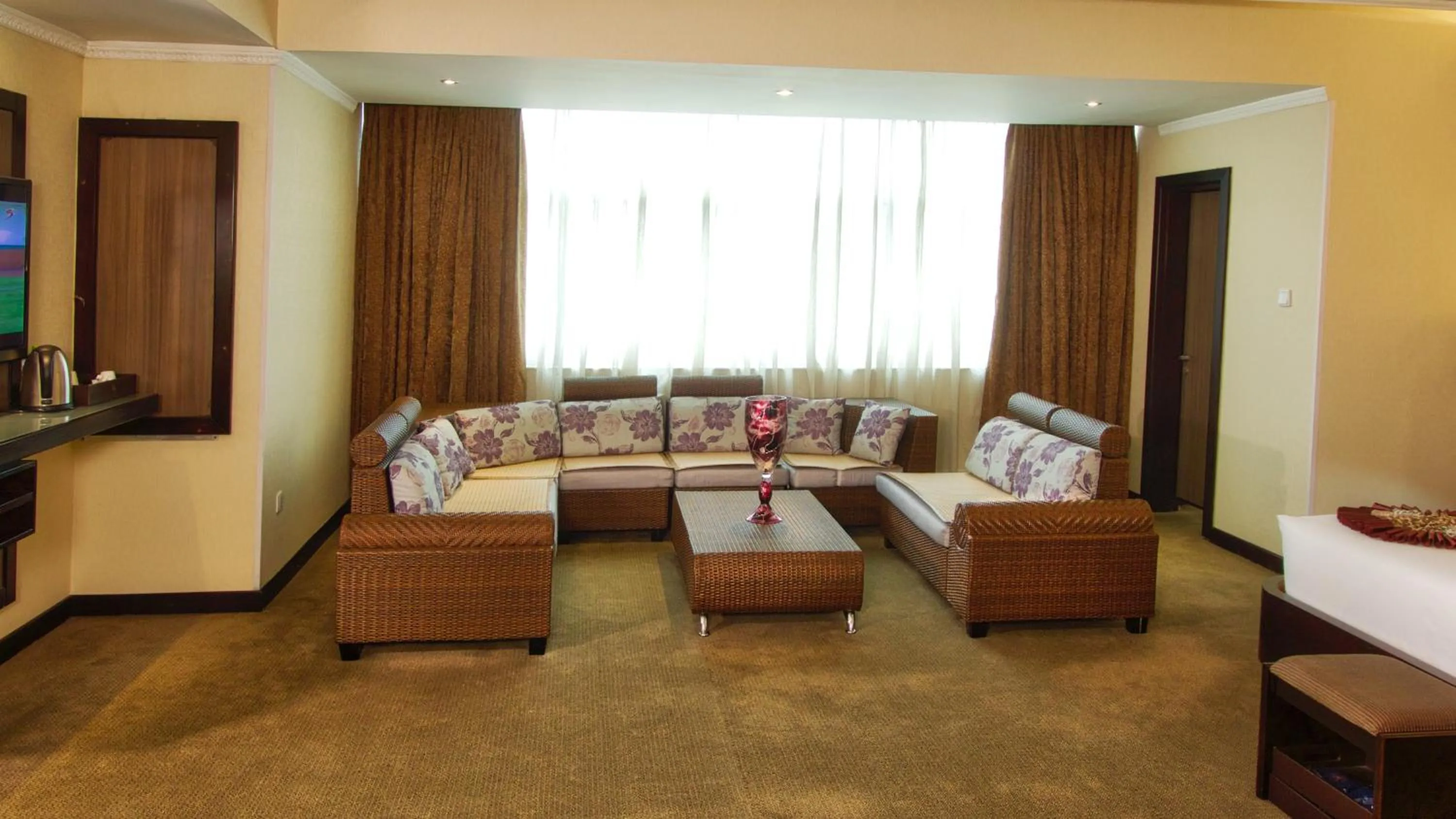 TV and multimedia, Bed in Elilly International Hotel