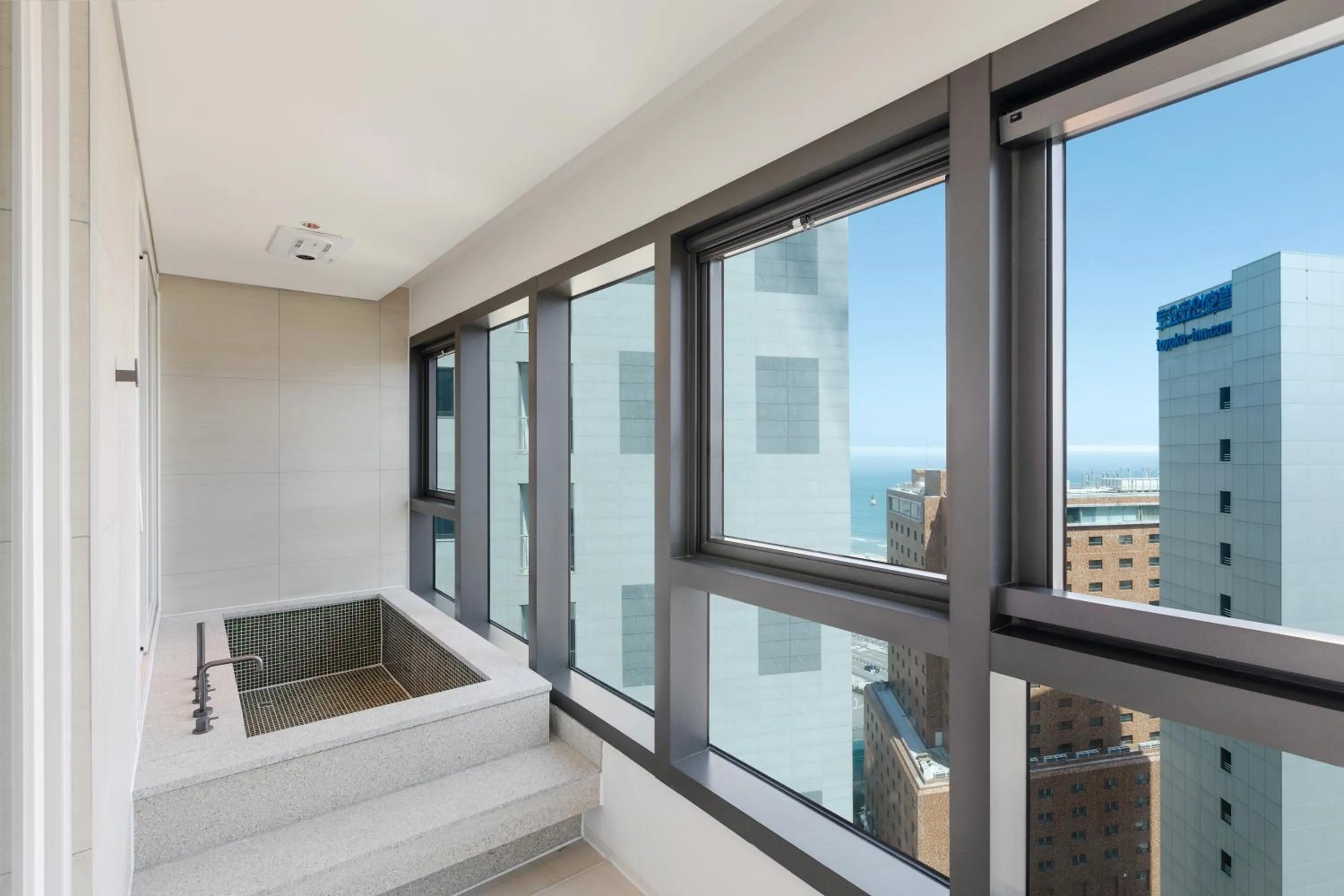 Hot Tub in NewCZ Haeundae Residence