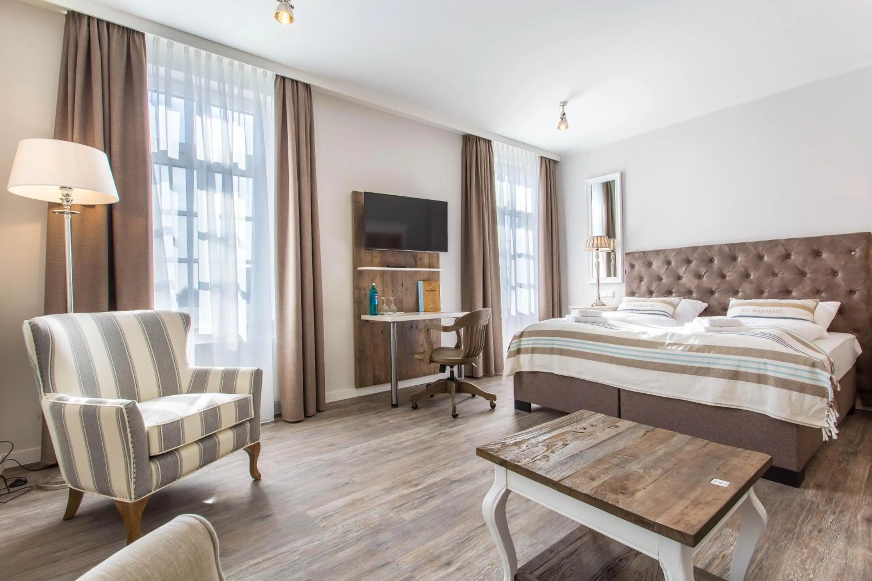 Photo of the whole room, Bed in Hotel Achterum Greetsiel