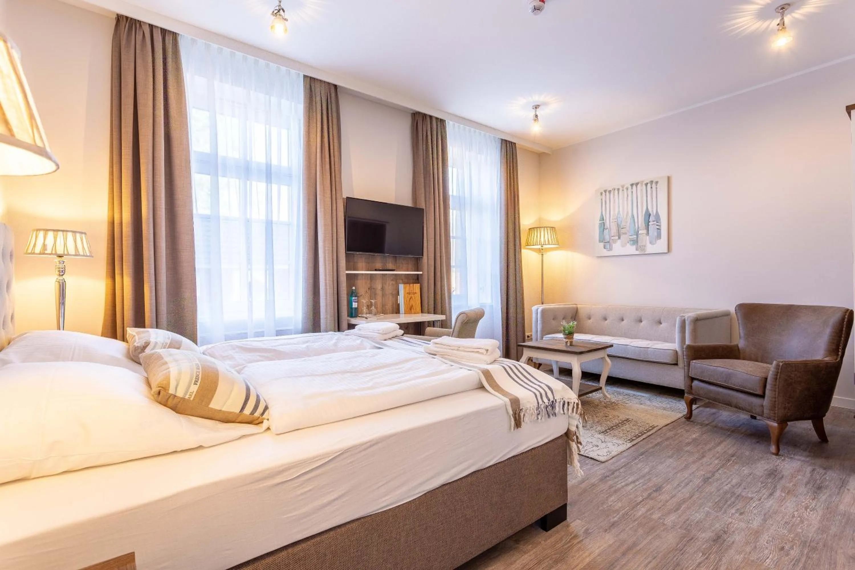 Photo of the whole room, Bed in Hotel Achterum Greetsiel