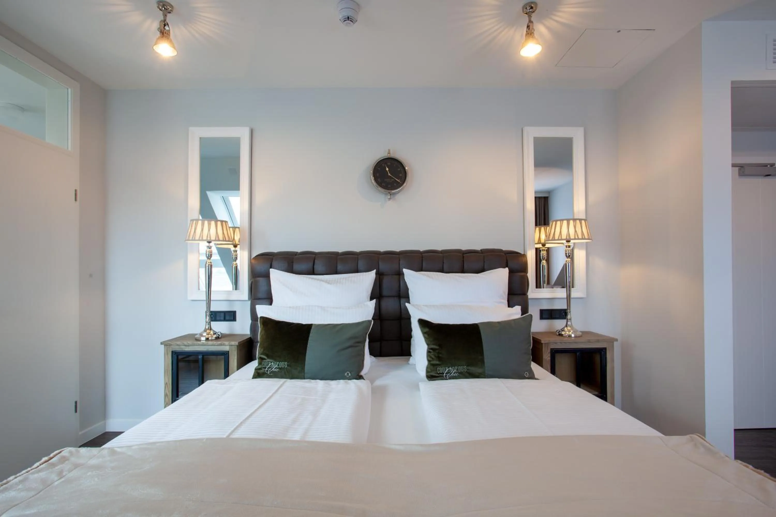 Photo of the whole room, Bed in Hotel Achterum Greetsiel