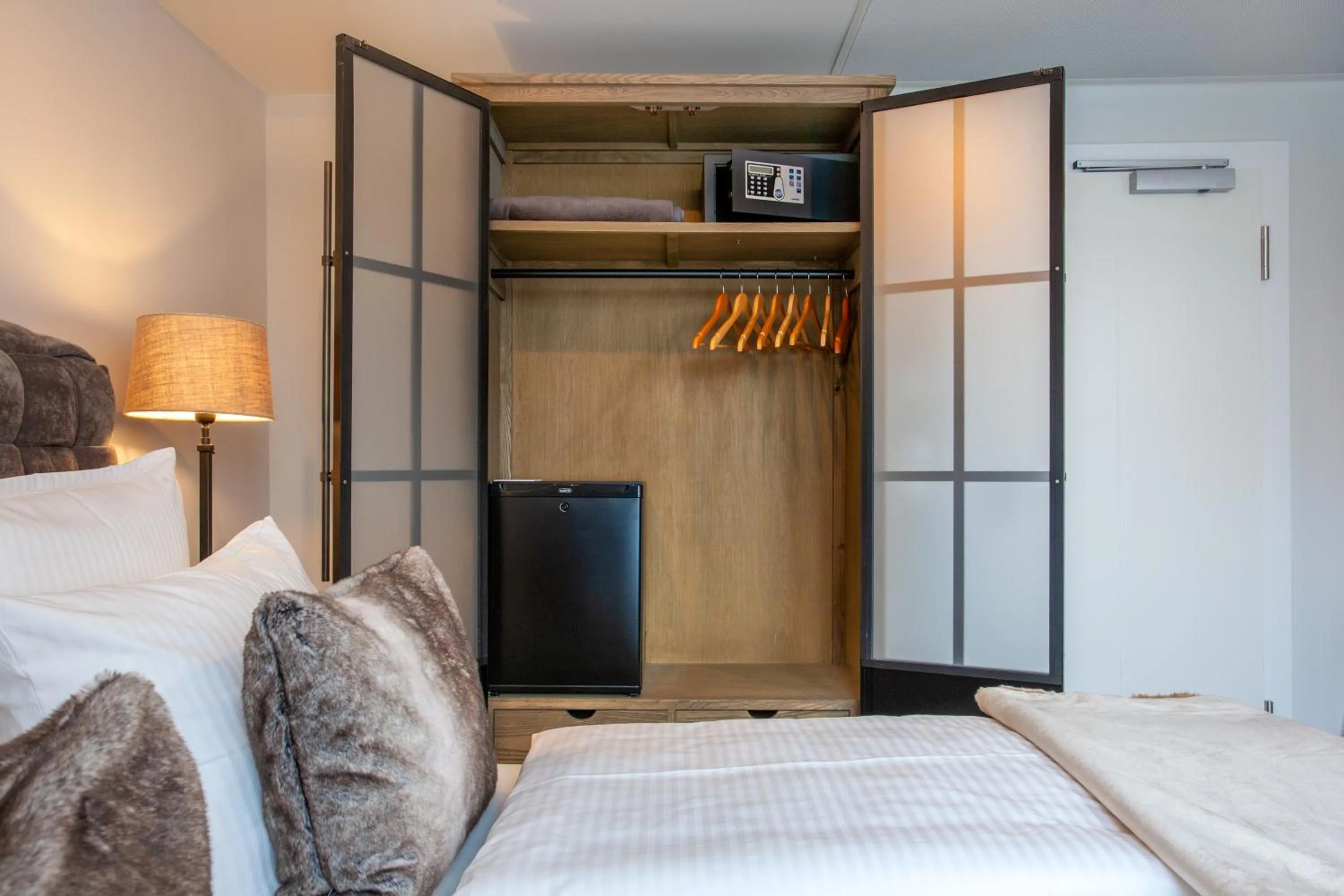 wardrobe, Bed in Hotel Achterum Greetsiel