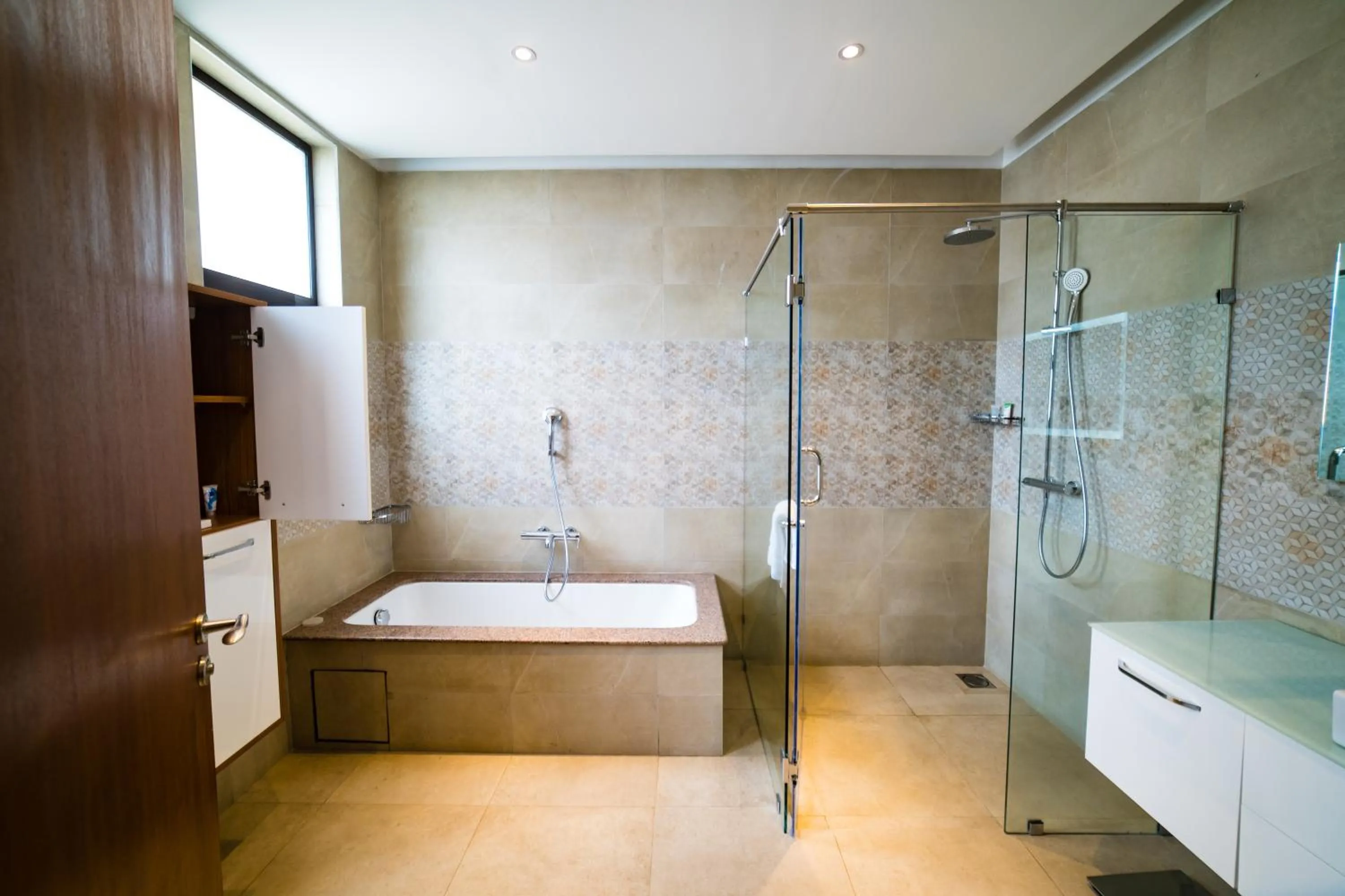 Shower in Lake Victoria Serena Golf Resort & Spa