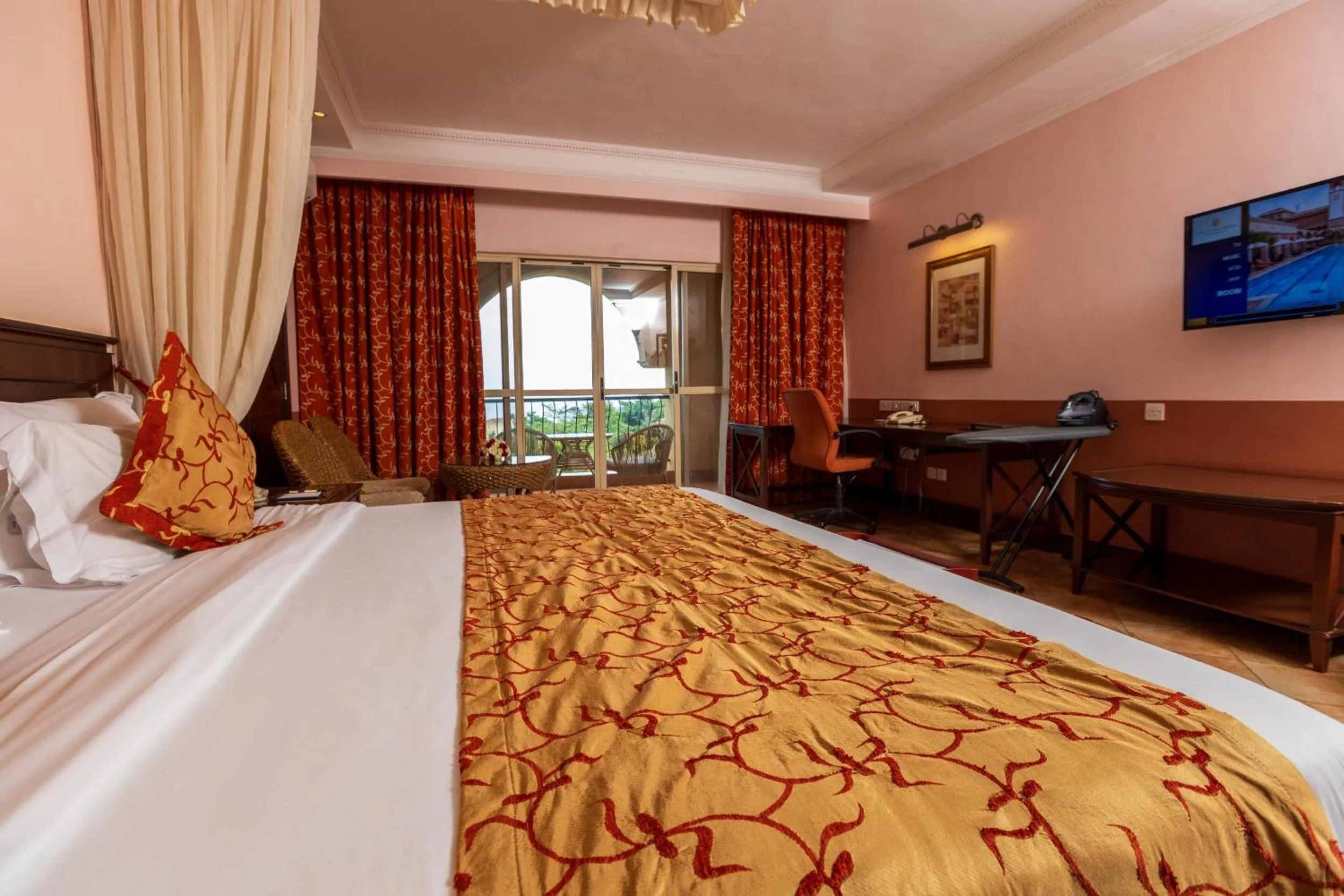 Bed in Lake Victoria Serena Golf Resort & Spa