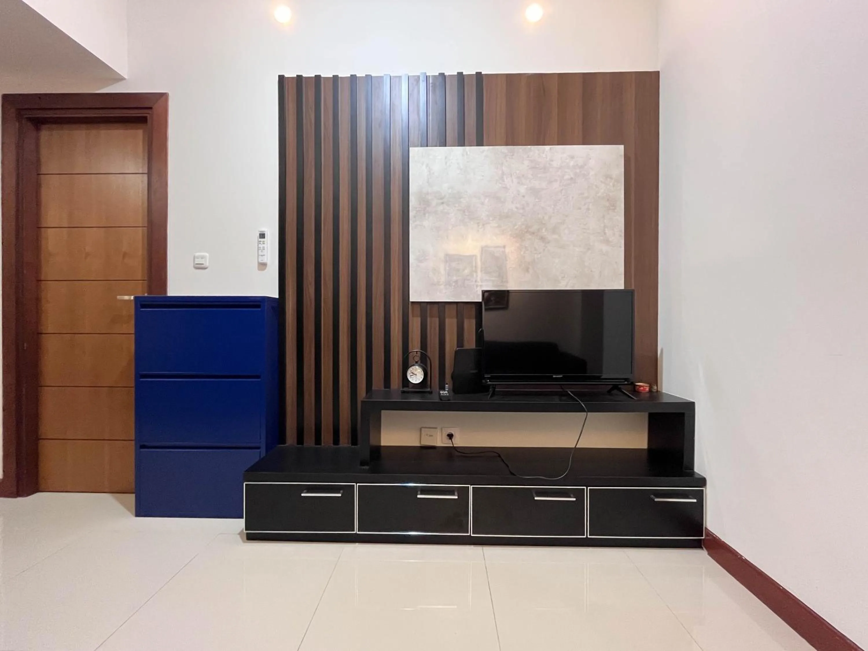 Living room in Warm and Cozy 2BR Vida View Makassar Apartment By Travelio