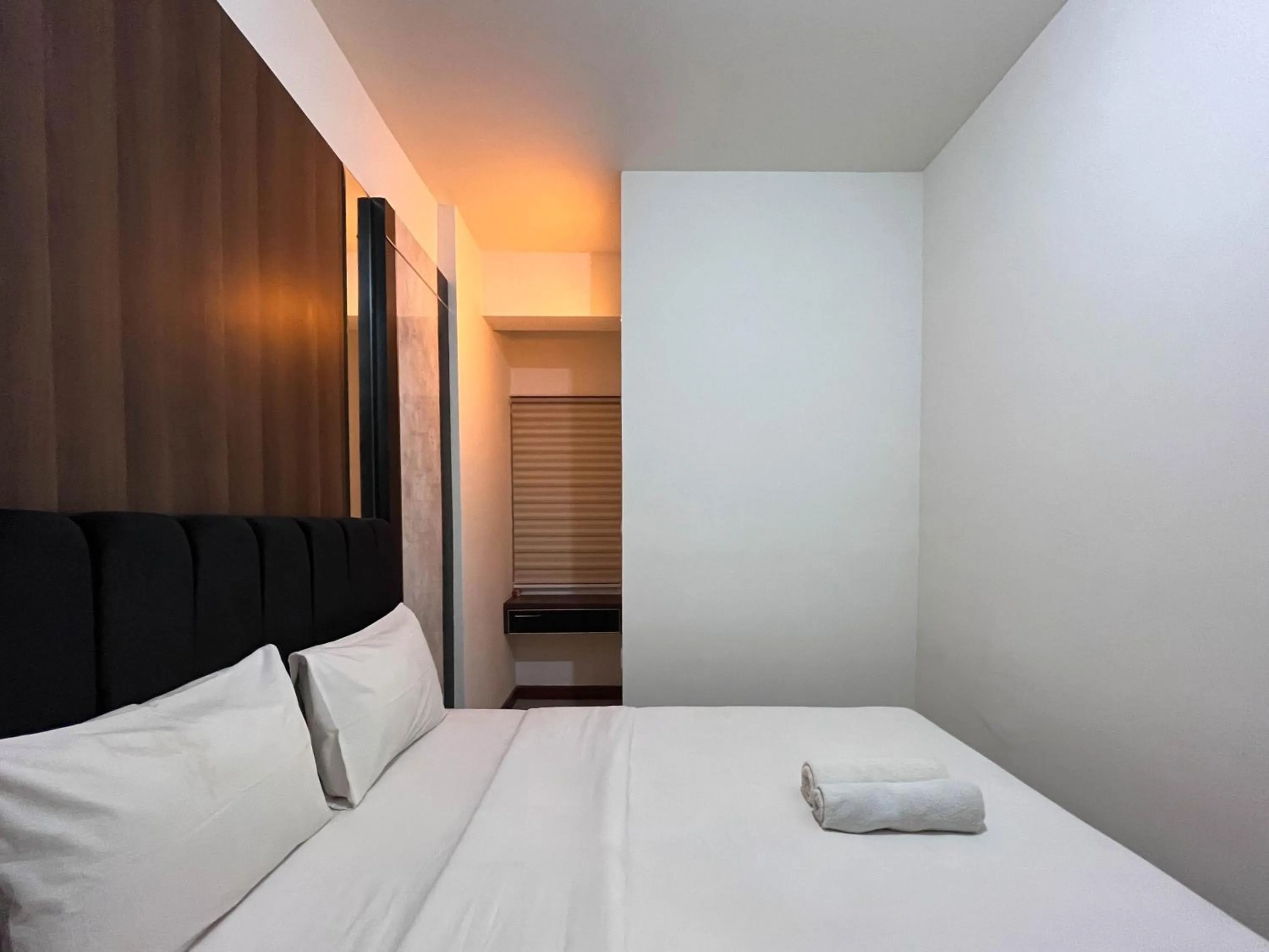 Bedroom, Bed in Warm and Cozy 2BR Vida View Makassar Apartment By Travelio