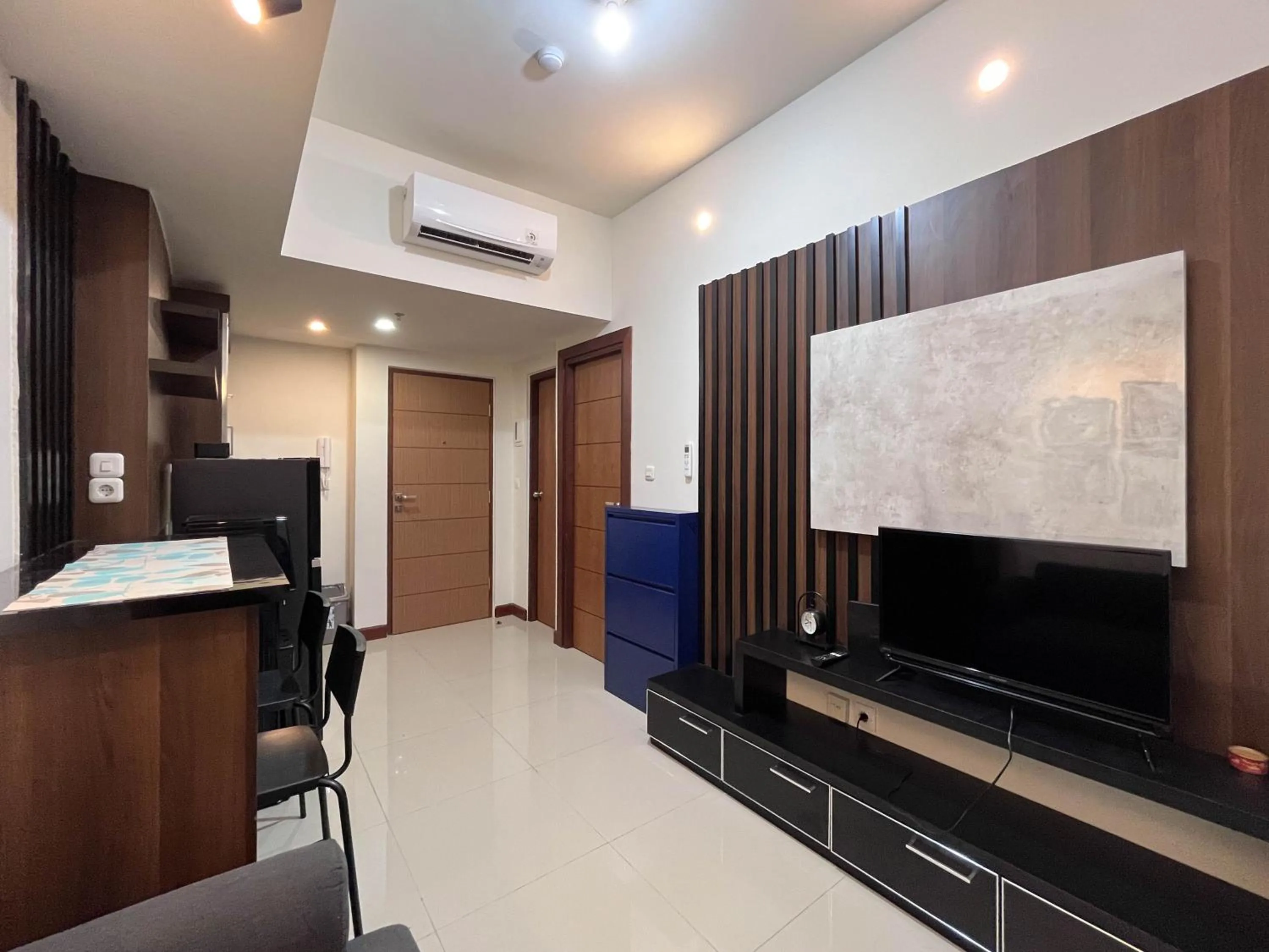 Living room in Warm and Cozy 2BR Vida View Makassar Apartment By Travelio
