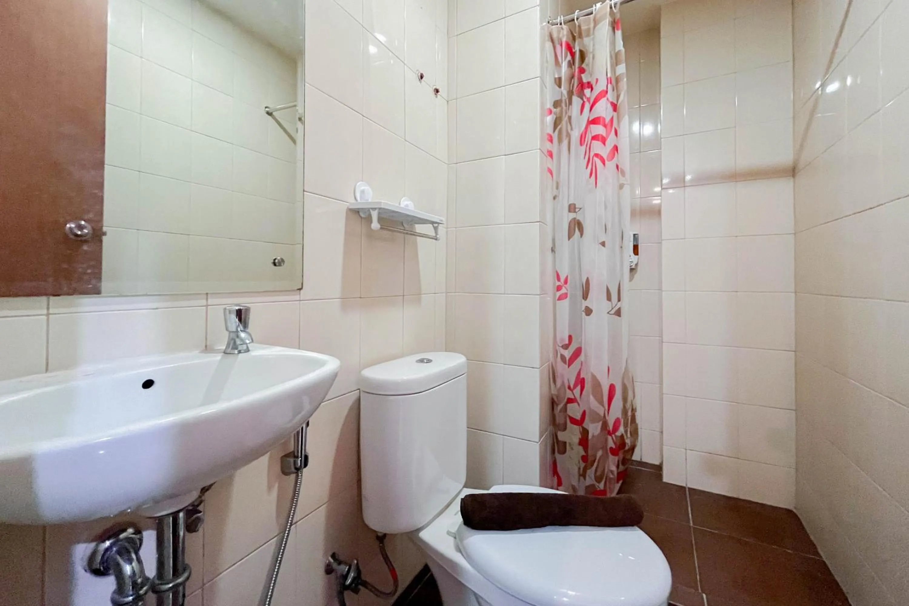 Bathroom in Warm and Cozy 2BR Vida View Makassar Apartment By Travelio