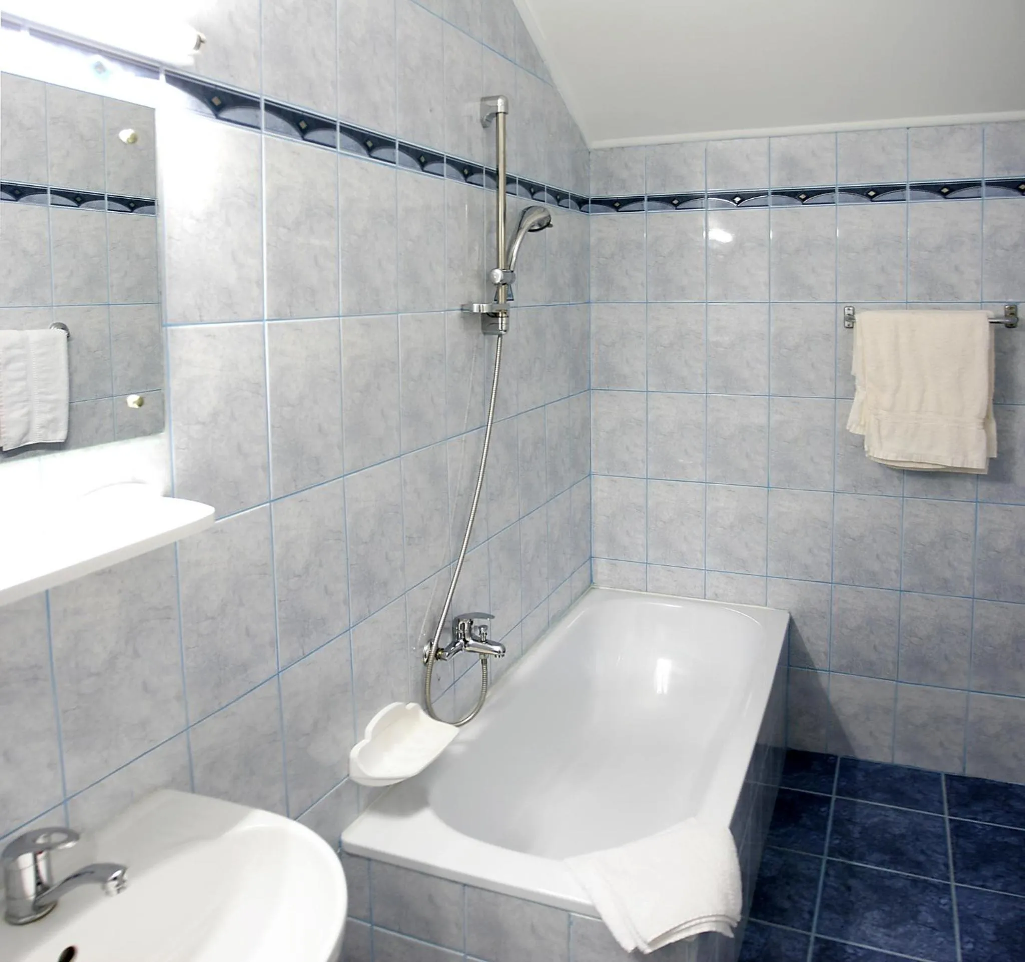 Shower in Hotel Riviera