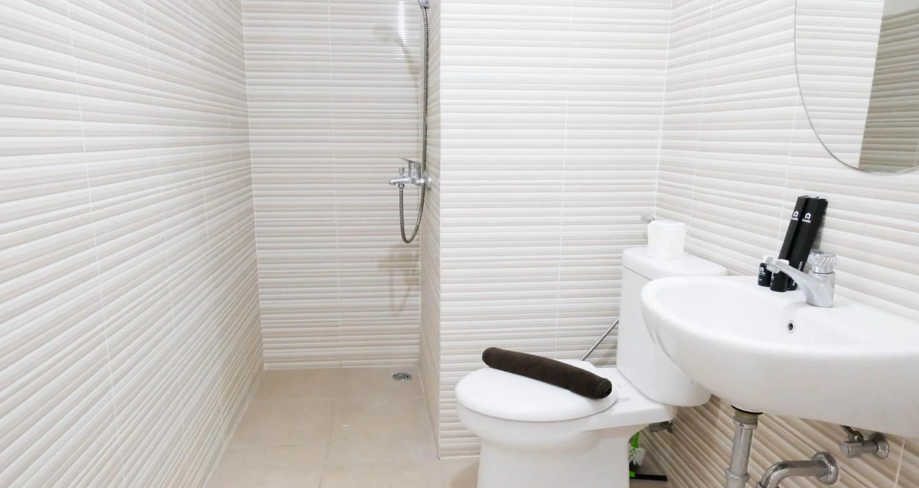Bathroom in Homey 2BR at Puncak Bukit Golf Surabaya Apartment By Travelio