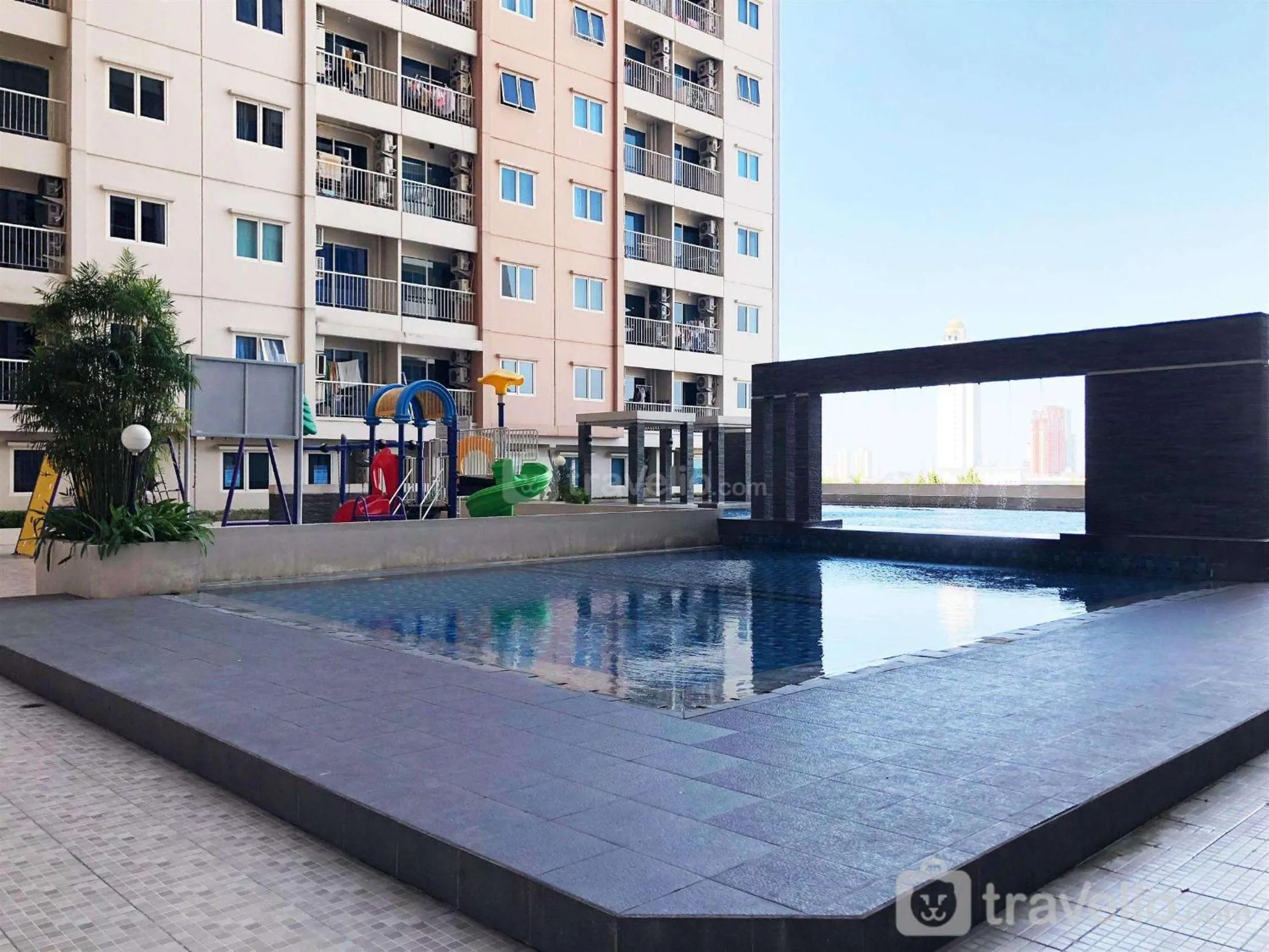 Property building in Homey 2BR at Puncak Bukit Golf Surabaya Apartment By Travelio