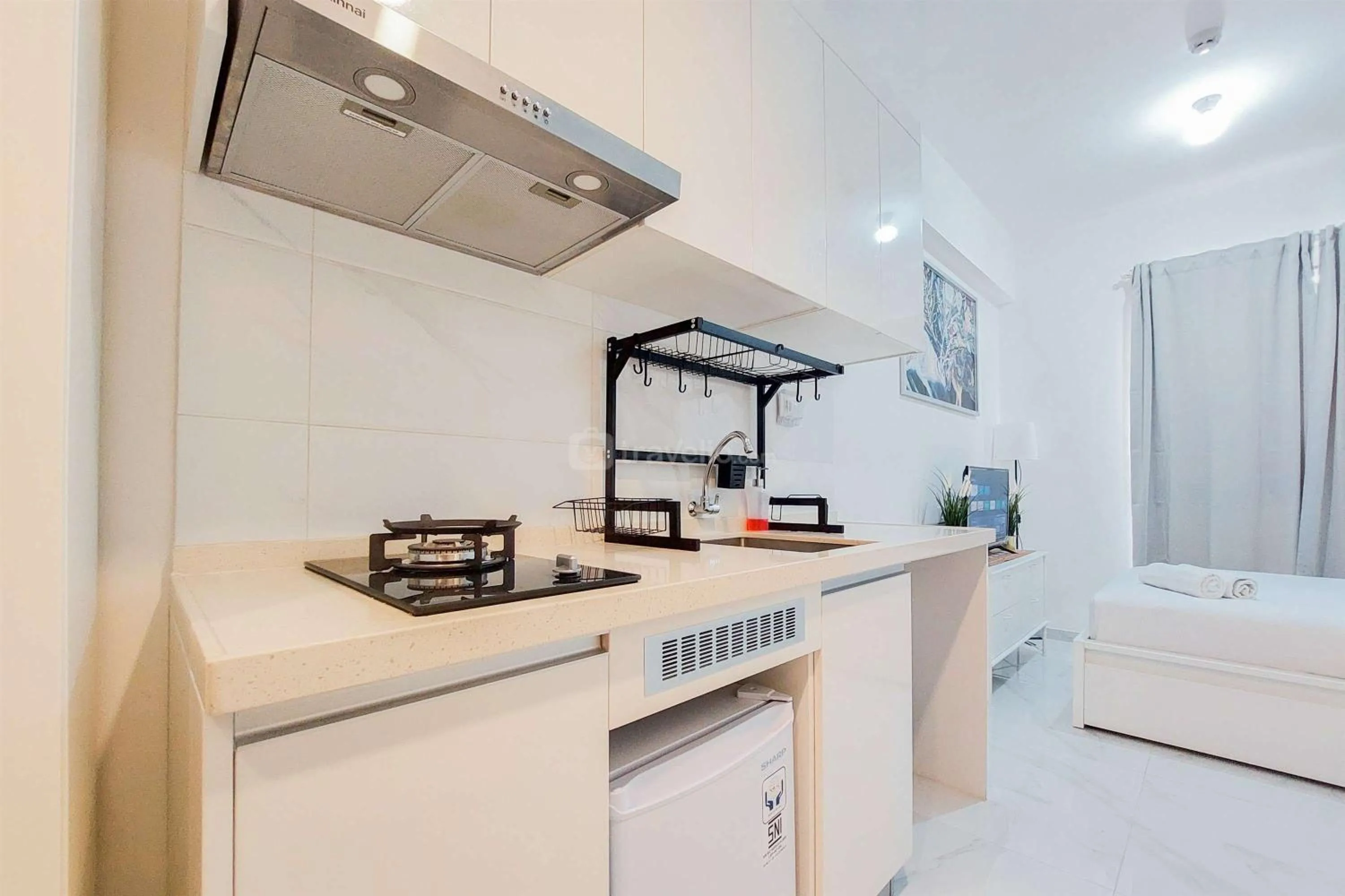 Comfortable and Homey Studio at Sky House Alam Sutera Apartment By Travelio