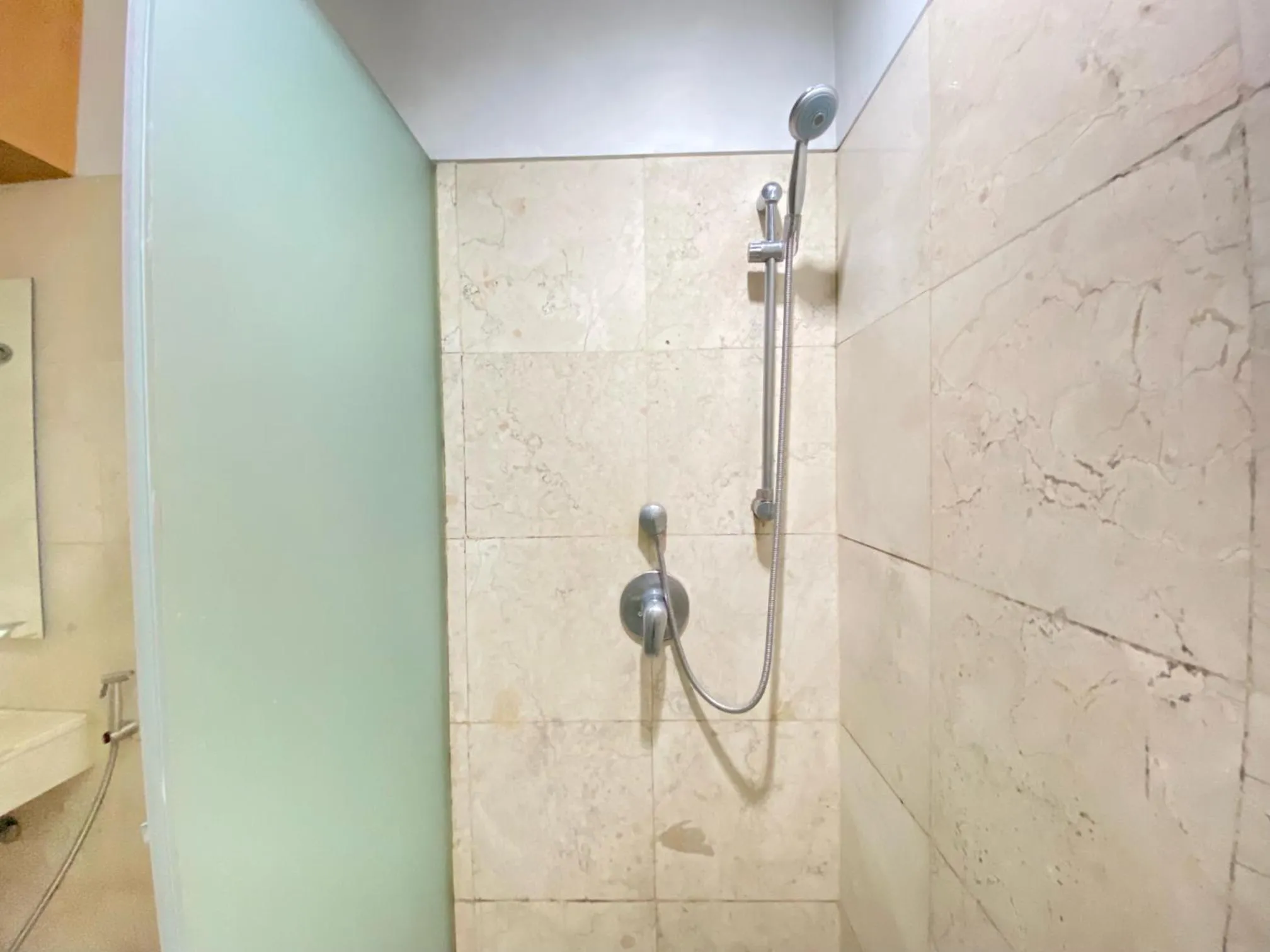 Bathroom in Spacious 2BR at Dago Butik Apartment By Travelio