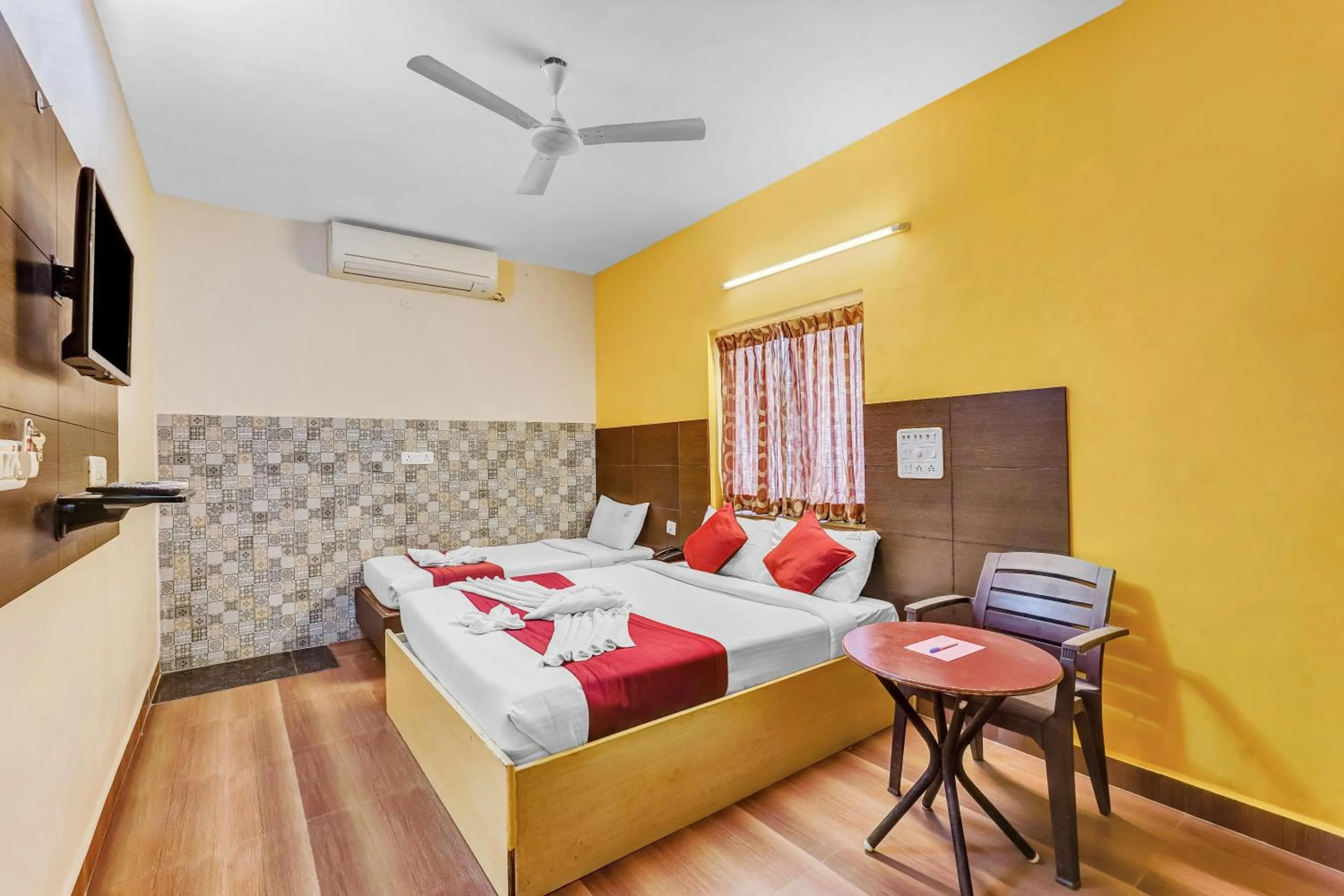 Bed in Season 4 Residences -Thiruvanmiyur Near Tidel park Apollo Proton cancer center and IIT Madras Research Park