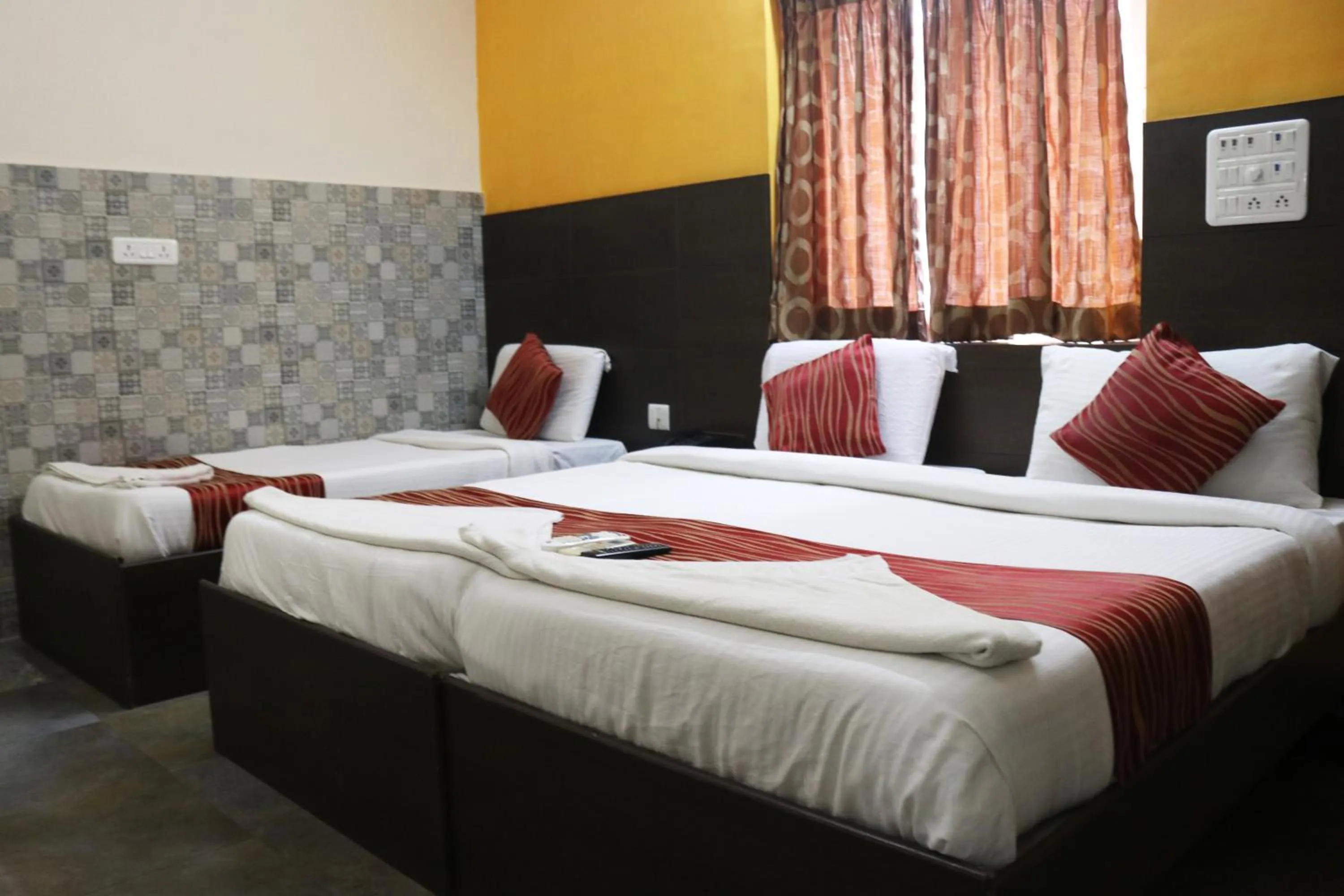 Bed in Season 4 Residences -Thiruvanmiyur Near Tidel park Apollo Proton cancer center and IIT Madras Research Park