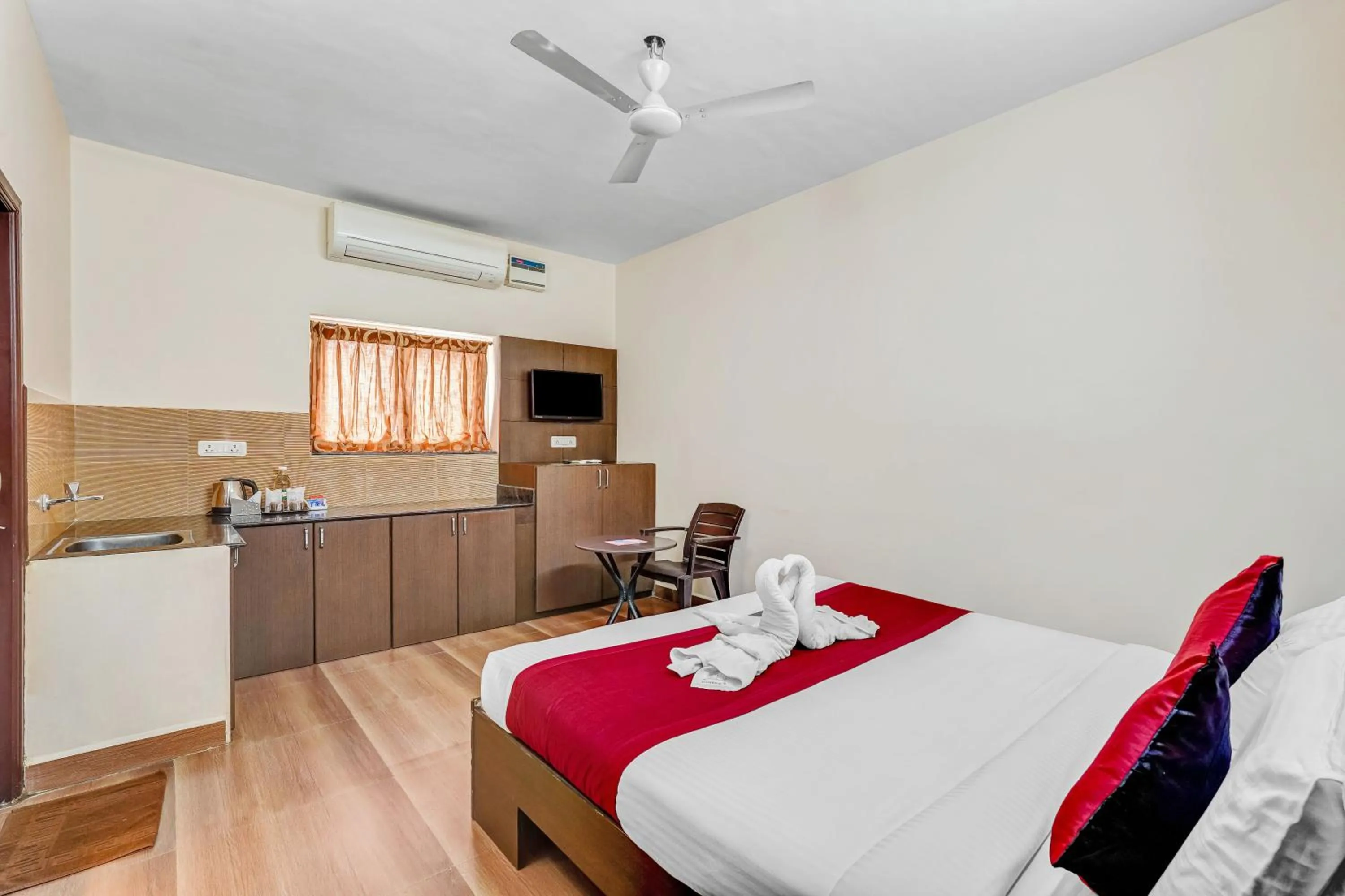 Bed in Season 4 Residences -Thiruvanmiyur Near Tidel park Apollo Proton cancer center and IIT Madras Research Park
