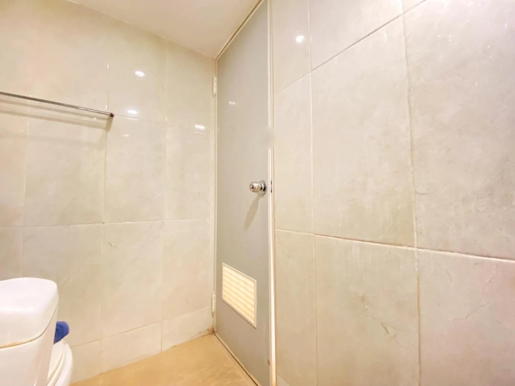 Bathroom in Spacious 2BR at Jarrdin Cihampelas Apartment By Travelio