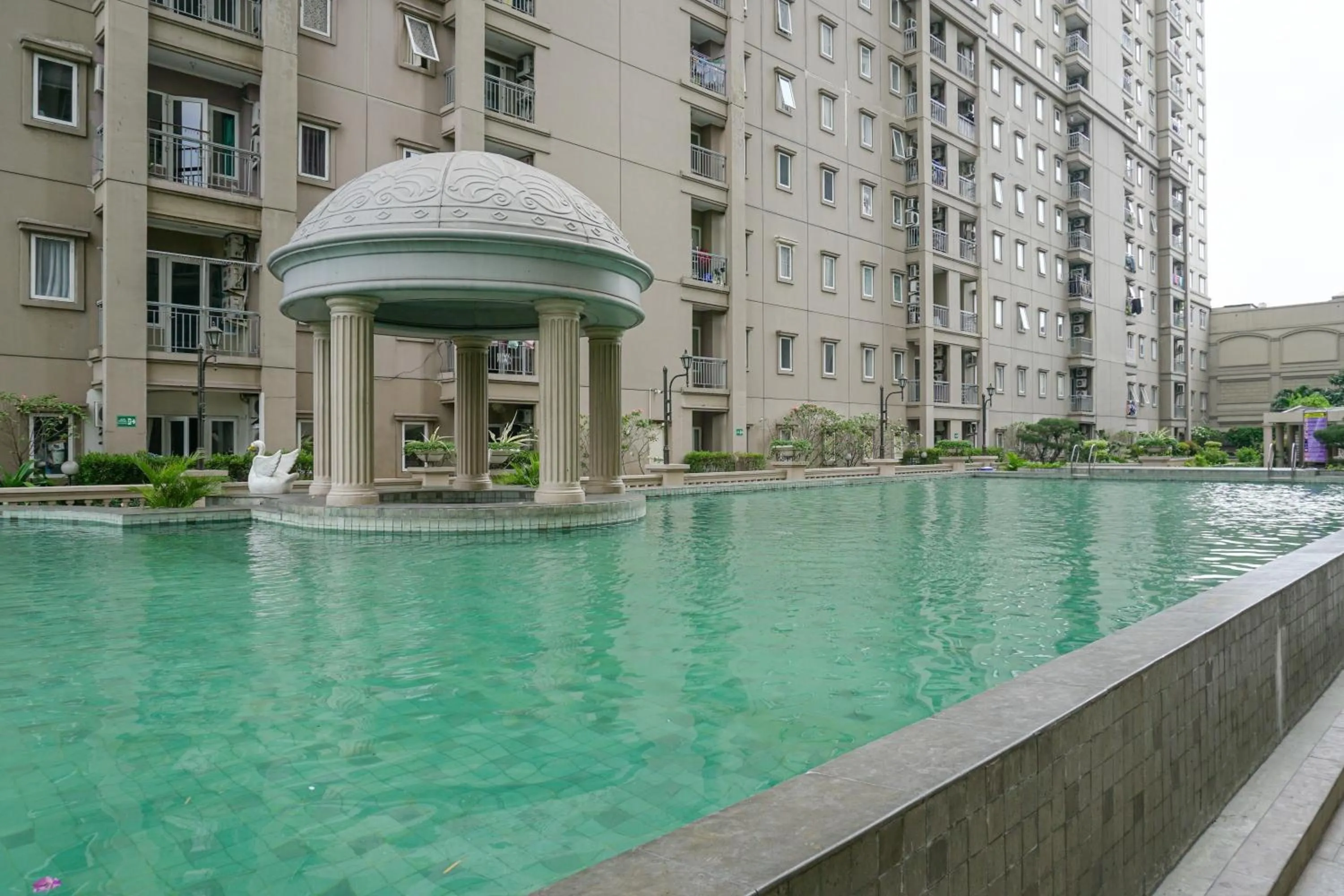 Swimming pool in Relaxing 2BR at Grand Palace Kemayoran Apartment By Travelio