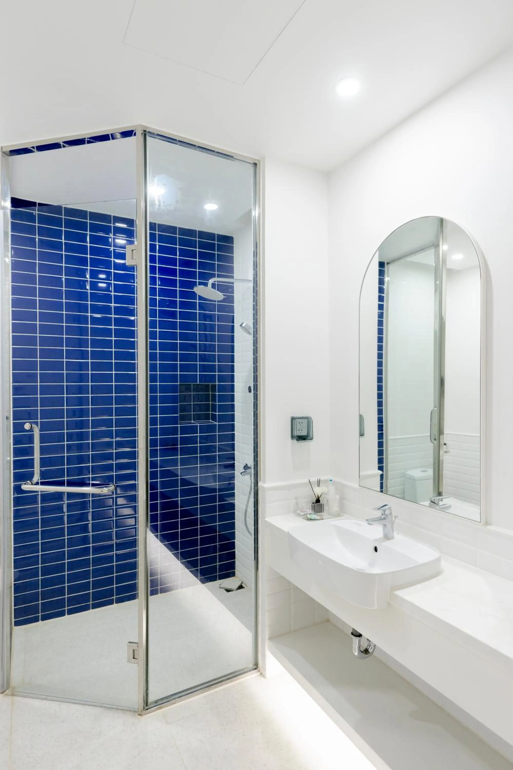 Shower in Elyday Apartment Hillside Phu Quoc - Sea & Firework view