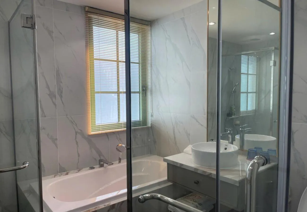 Bath in Elyday Apartment Hillside Phu Quoc - Sea & Firework view