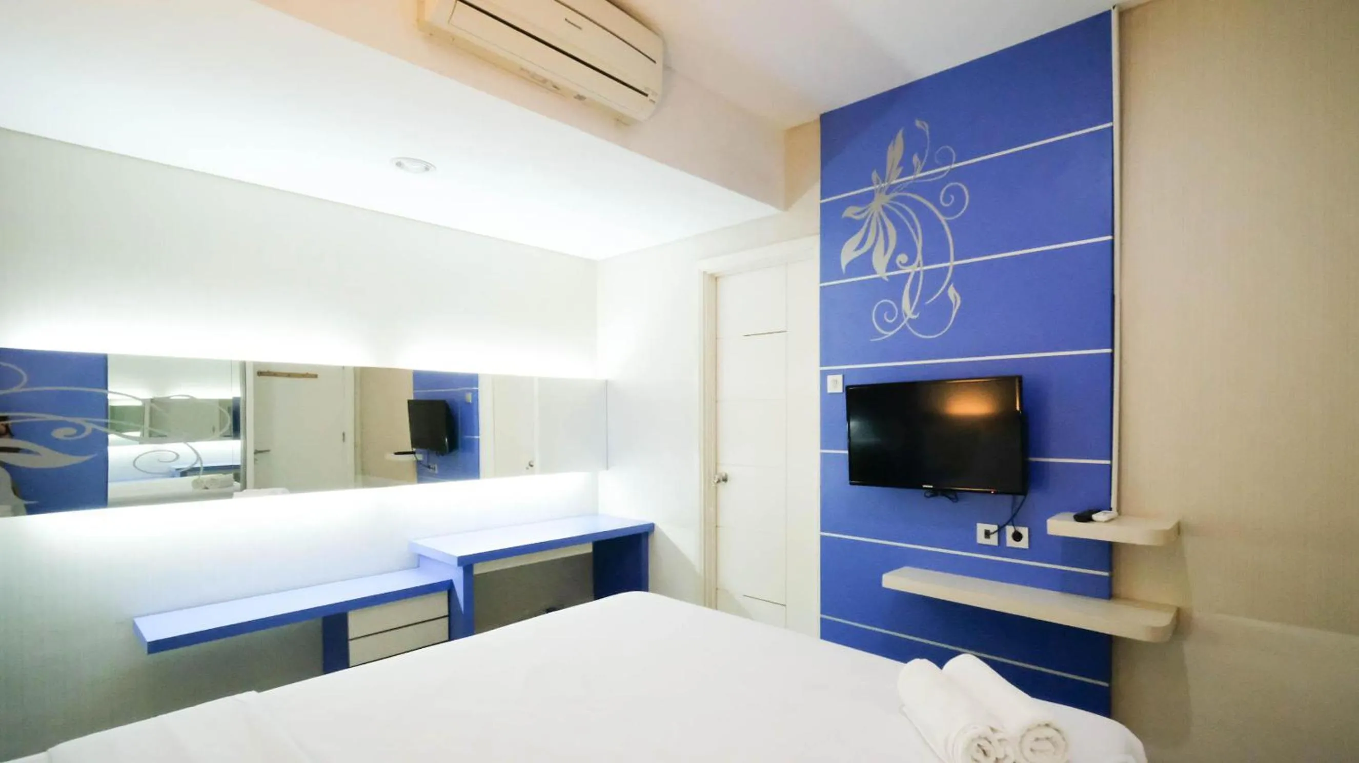 Bed in Strategic and Comfy 2BR Apartment at Trillium Residence By Travelio