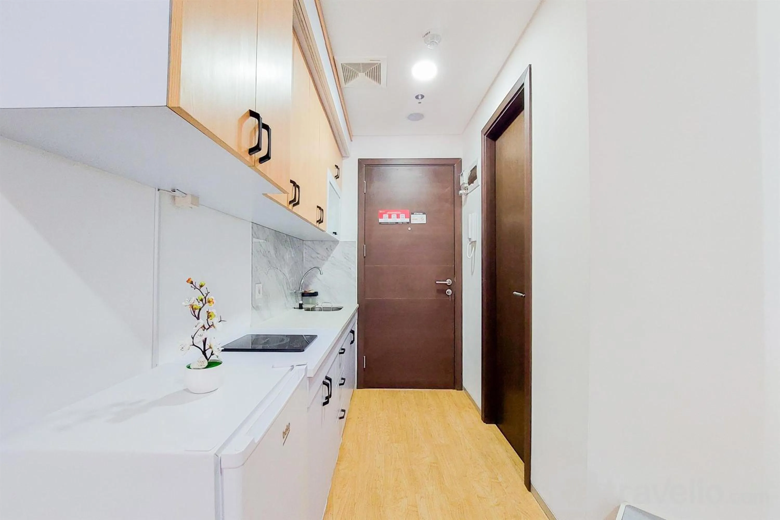 Kitchen or kitchenette in Minimalist Studio Room near Campus at Pacific Garden Alam Sutera Apartment By Travelio