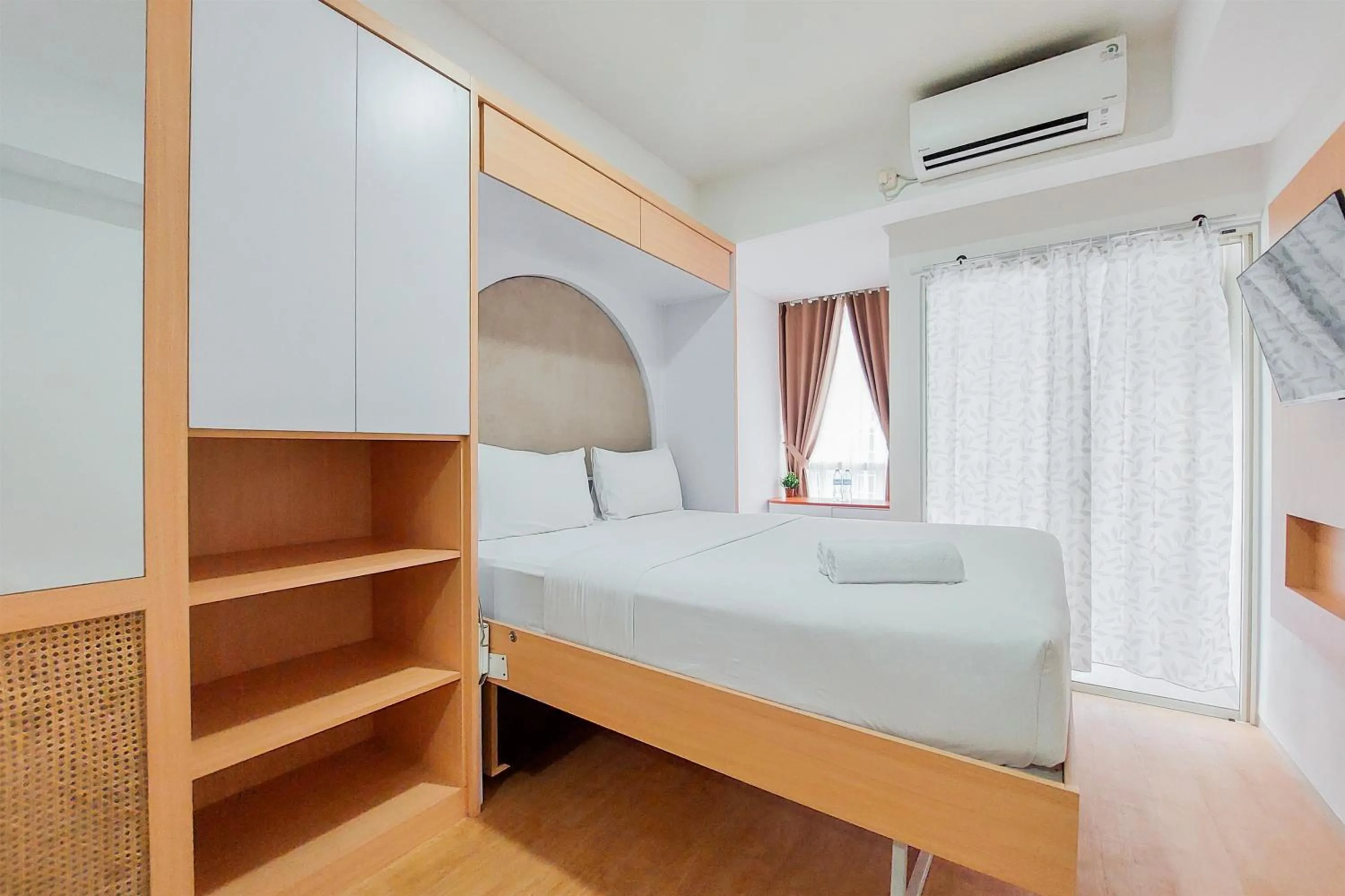 Minimalist Studio Room near Campus at Pacific Garden Alam Sutera Apartment By Travelio