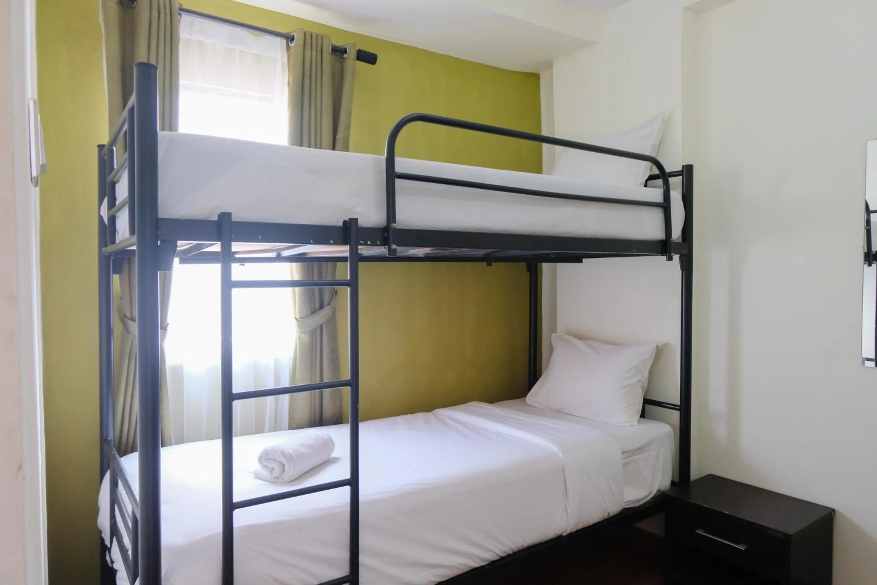 Bedroom, Bed in Spacious and Modern 3BR Apartment at Gateway Ahmad Yani Cicadas By Travelio