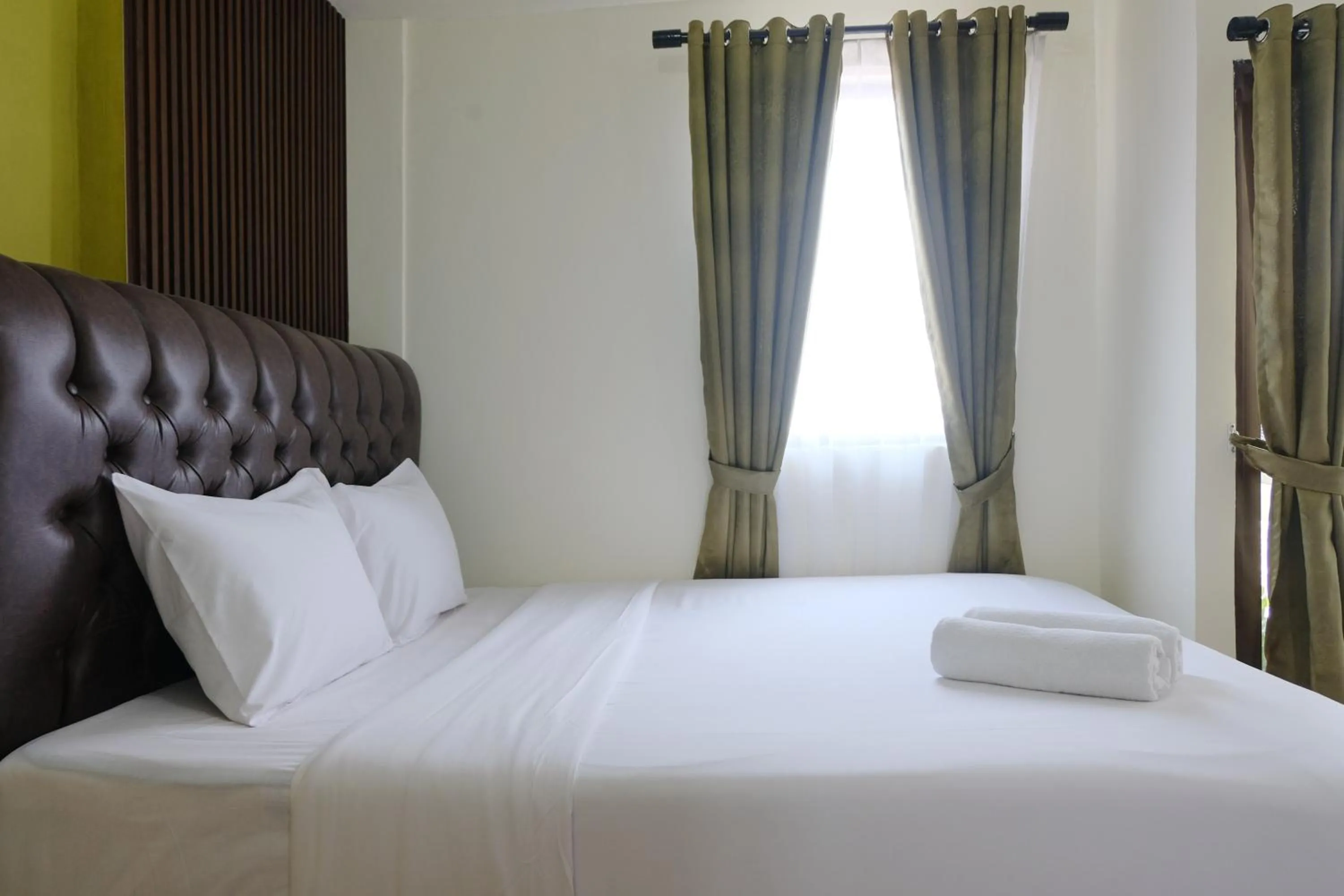 Bed in Spacious and Modern 3BR Apartment at Gateway Ahmad Yani Cicadas By Travelio