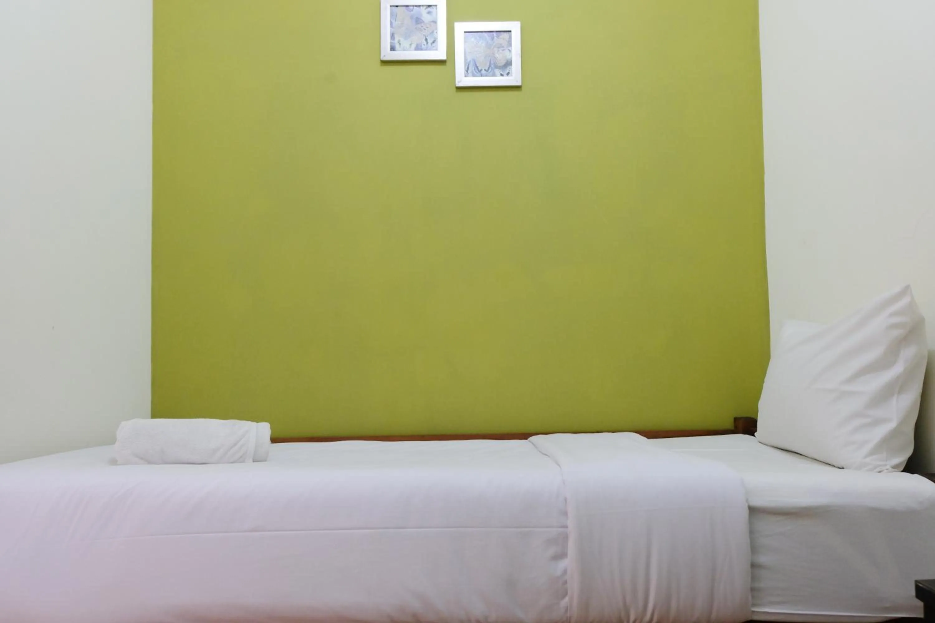 Bed in Spacious and Modern 3BR Apartment at Gateway Ahmad Yani Cicadas By Travelio