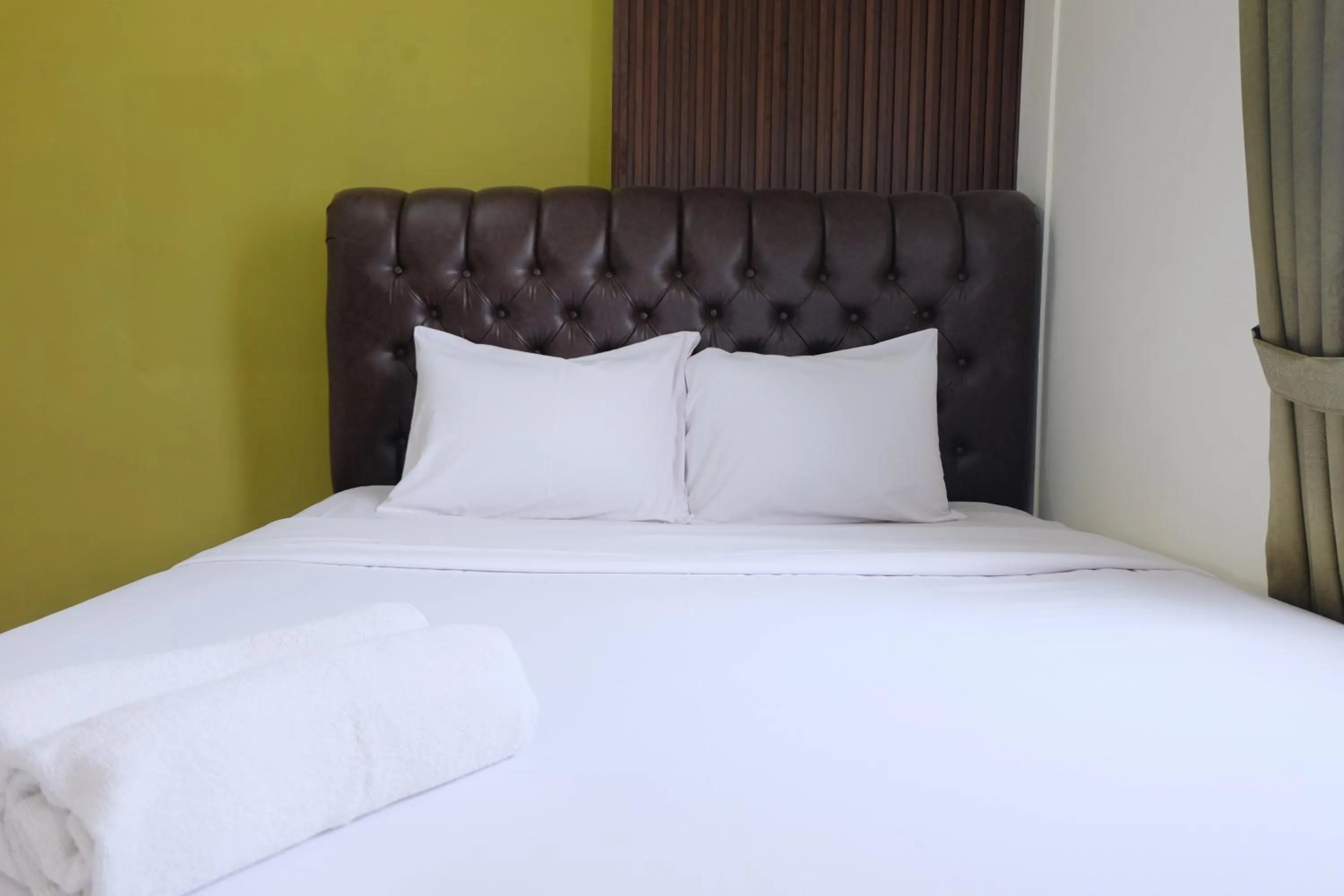 Bed in Spacious and Modern 3BR Apartment at Gateway Ahmad Yani Cicadas By Travelio