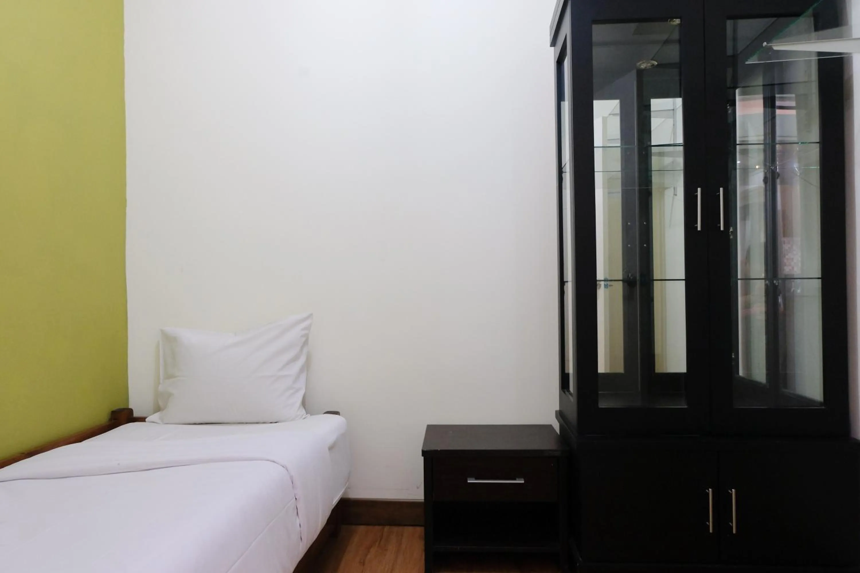 Bed in Spacious and Modern 3BR Apartment at Gateway Ahmad Yani Cicadas By Travelio