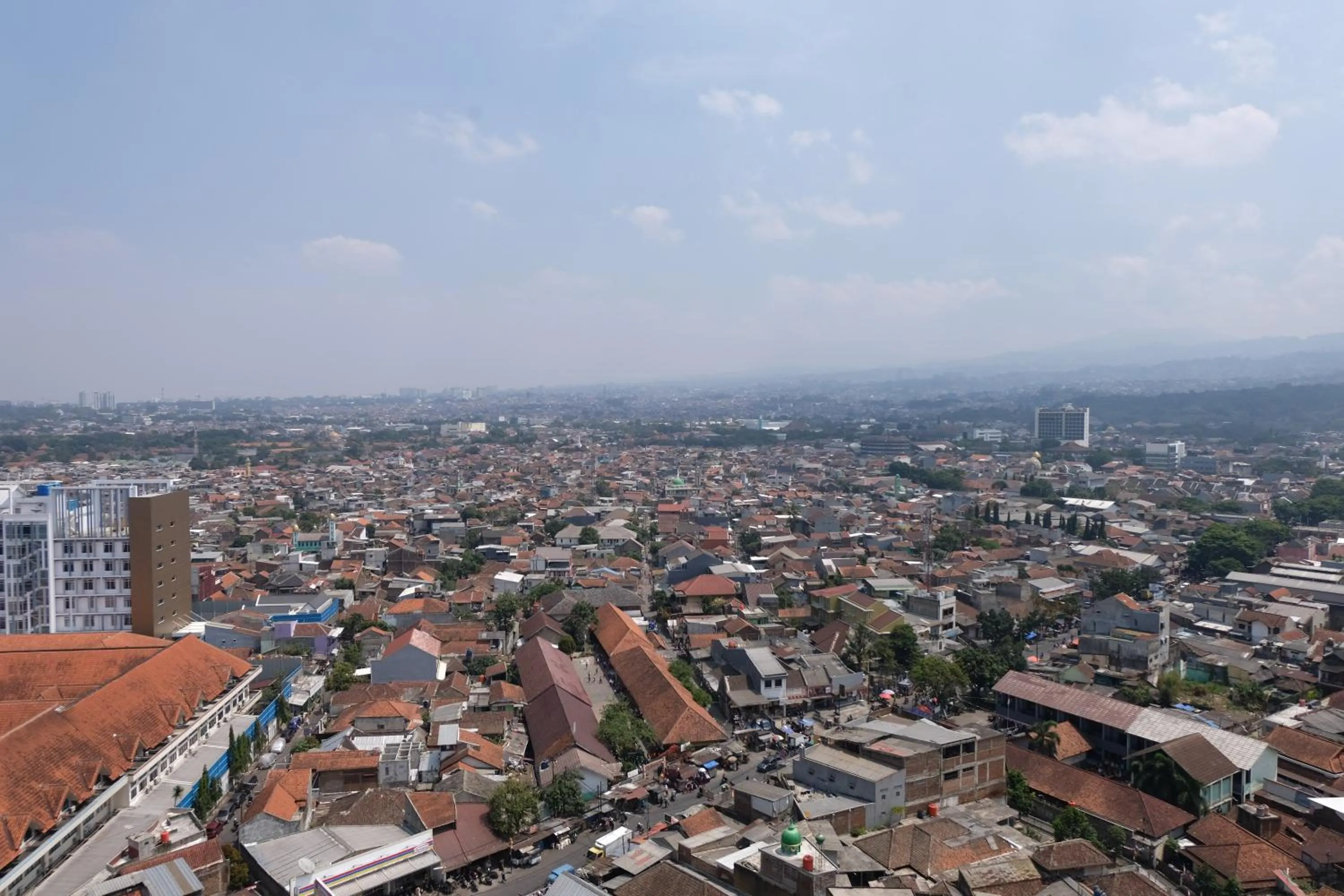 Property building in Spacious and Modern 3BR Apartment at Gateway Ahmad Yani Cicadas By Travelio
