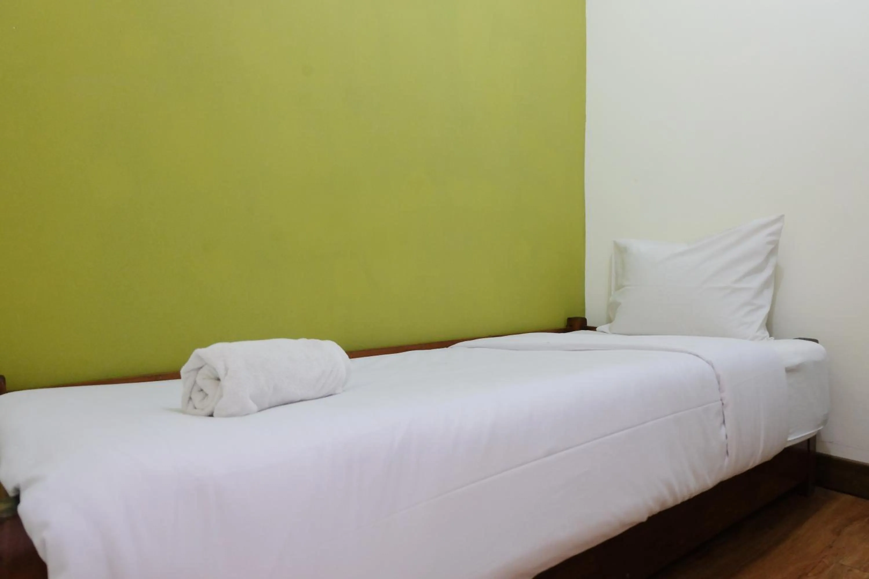 Bed in Spacious and Modern 3BR Apartment at Gateway Ahmad Yani Cicadas By Travelio