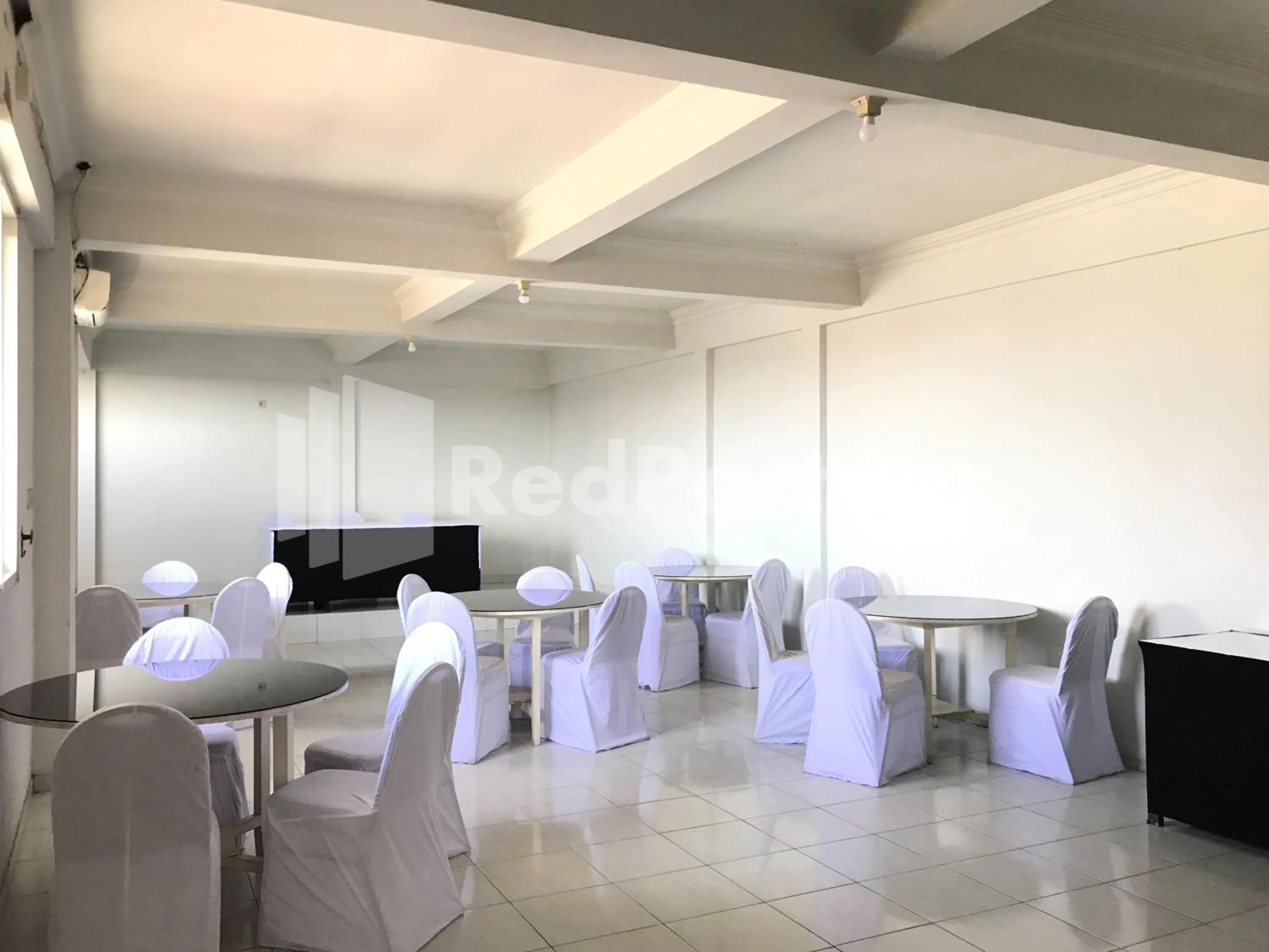 Meeting/conference room in Hotel Gamary RedPartner Sidorejo