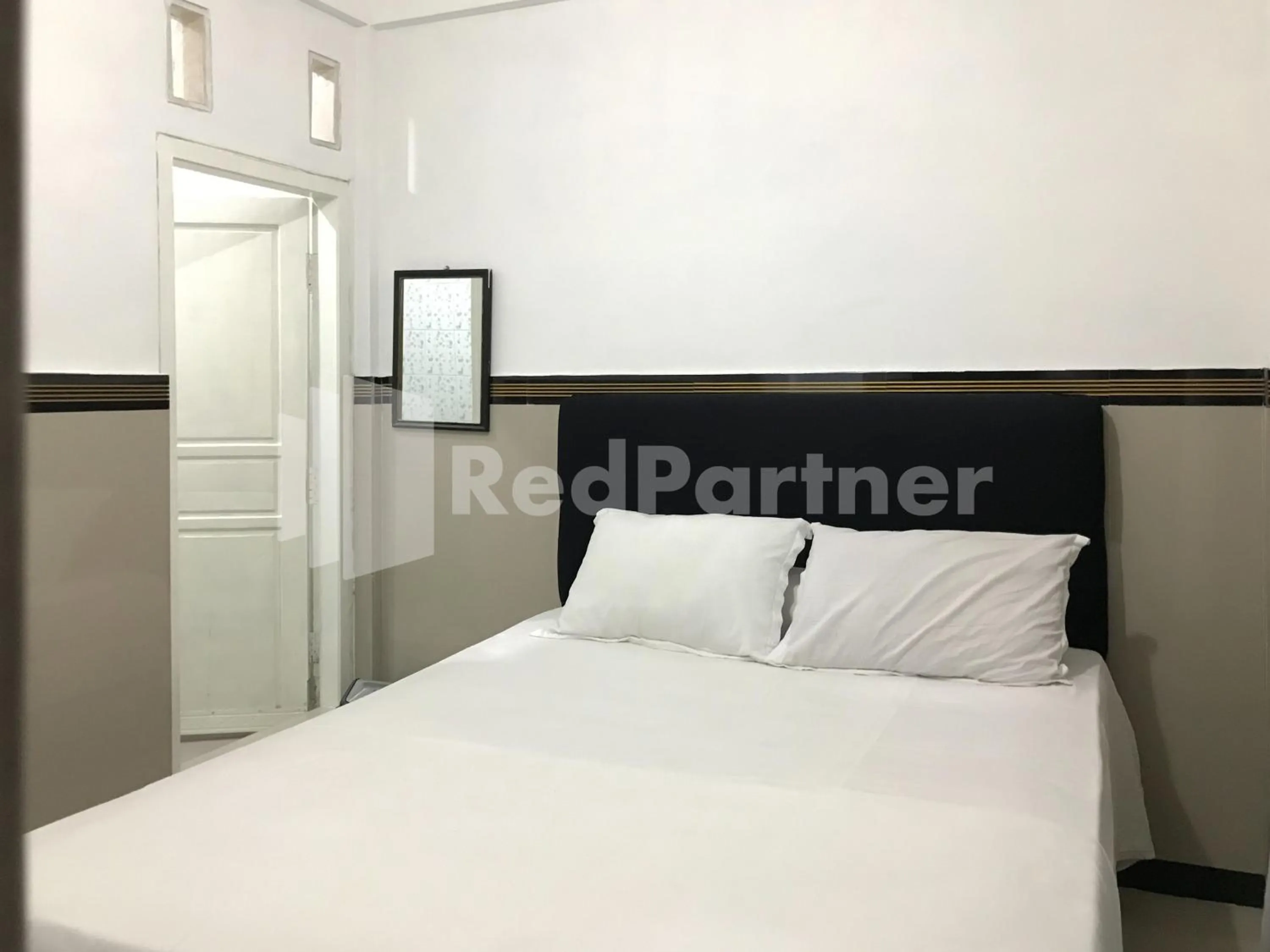 Bedroom, Bed in Hotel Gamary RedPartner Sidorejo