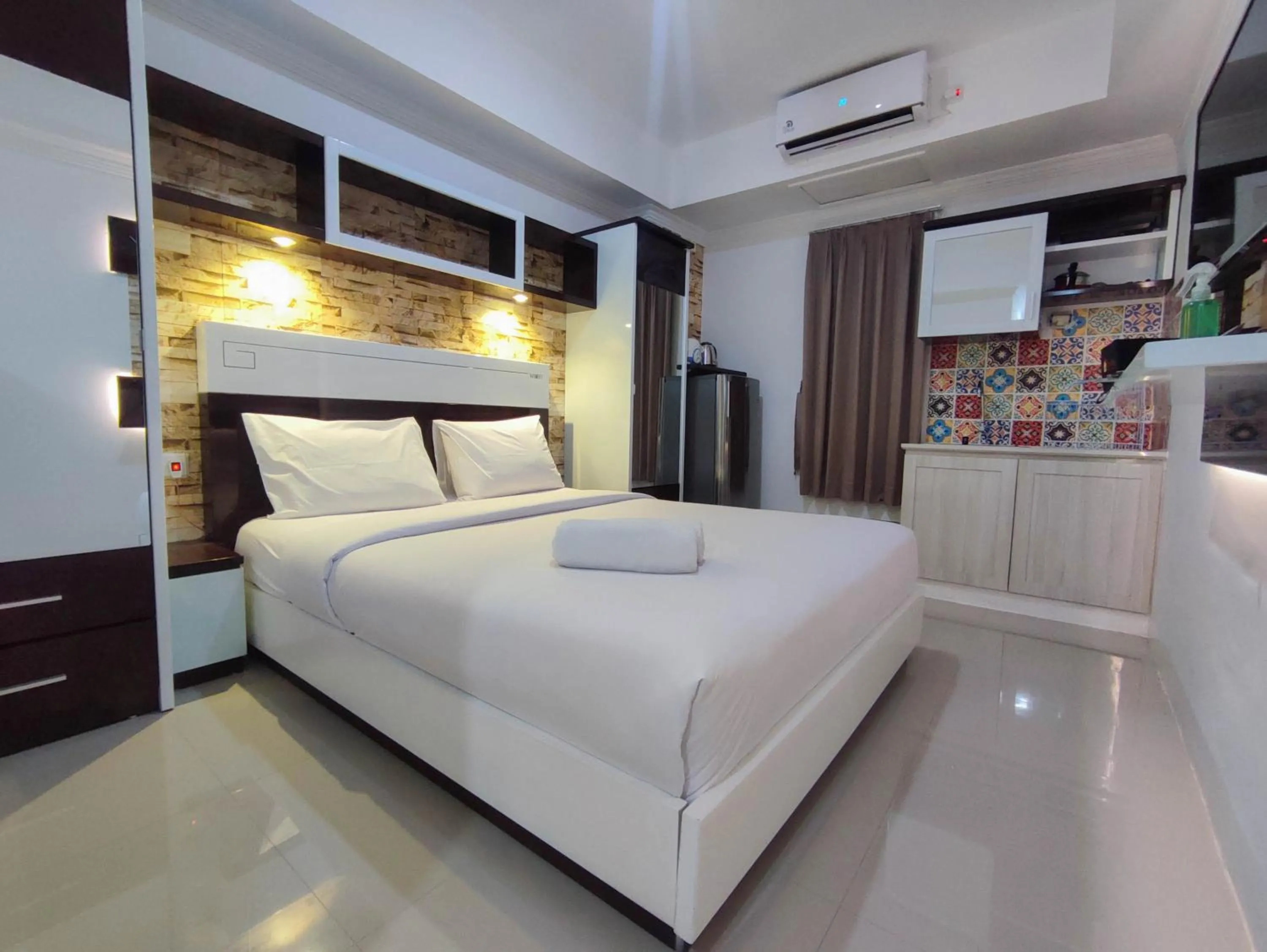 Simple and Homey Studio Room at Paltrow City Apartment By Travelio