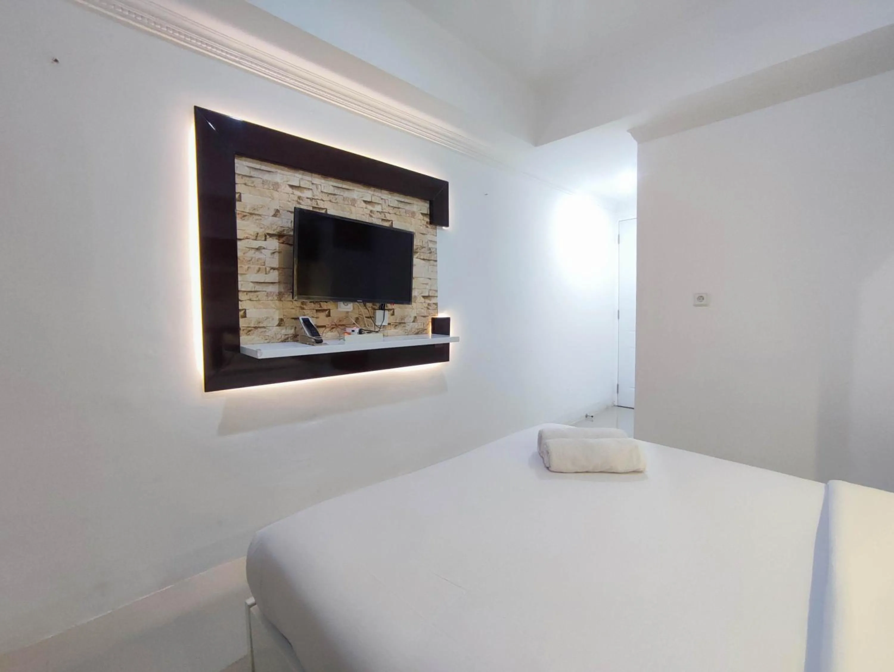 Simple and Homey Studio Room at Paltrow City Apartment By Travelio