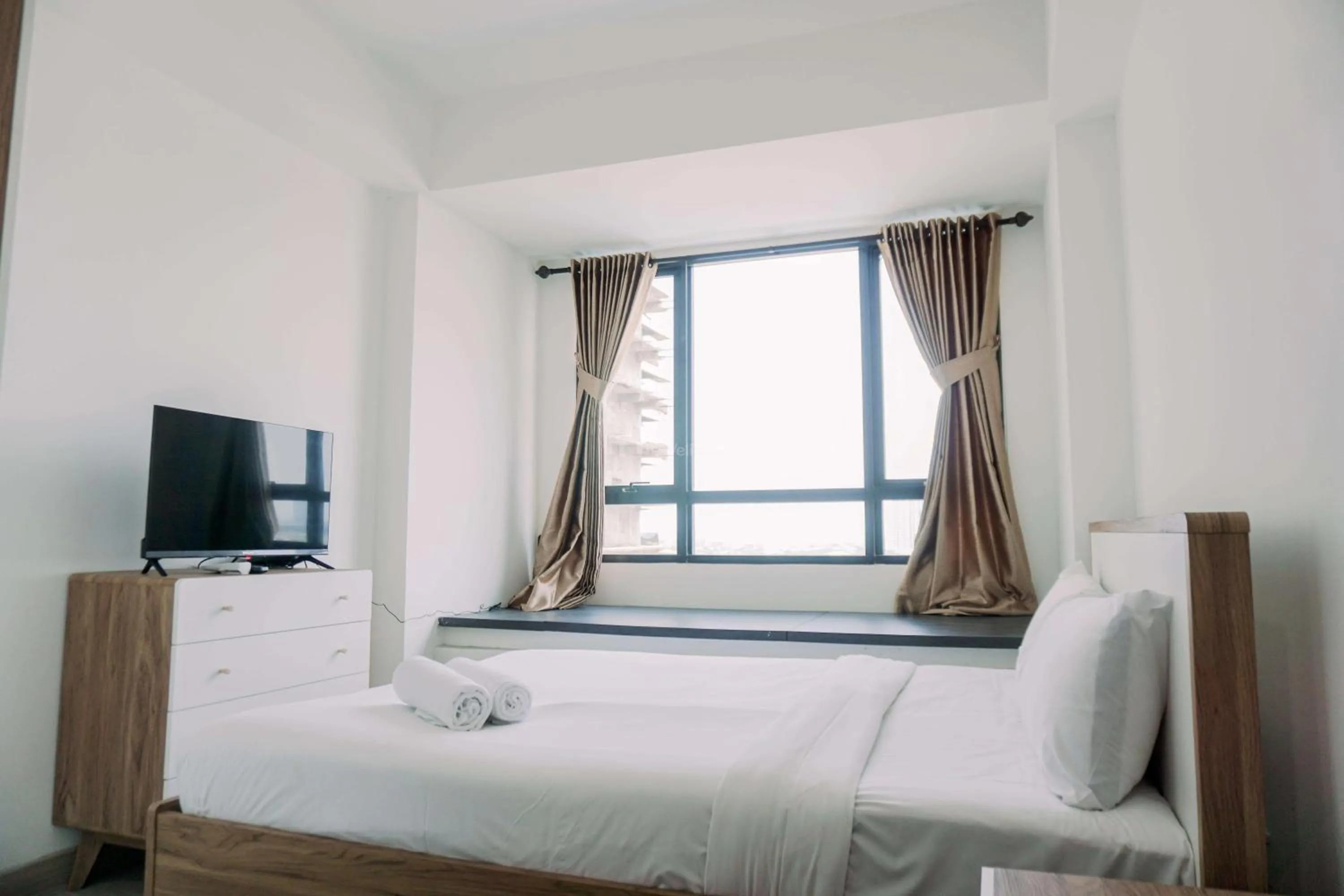 Homey and Comfort Living Studio Collins Boulevard Apartment By Travelio